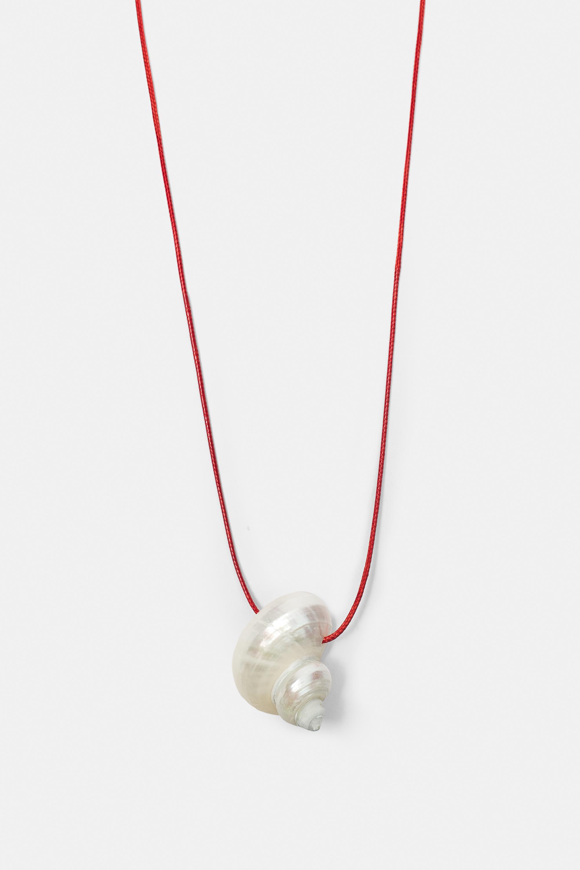 Shell pendant necklace — Ice