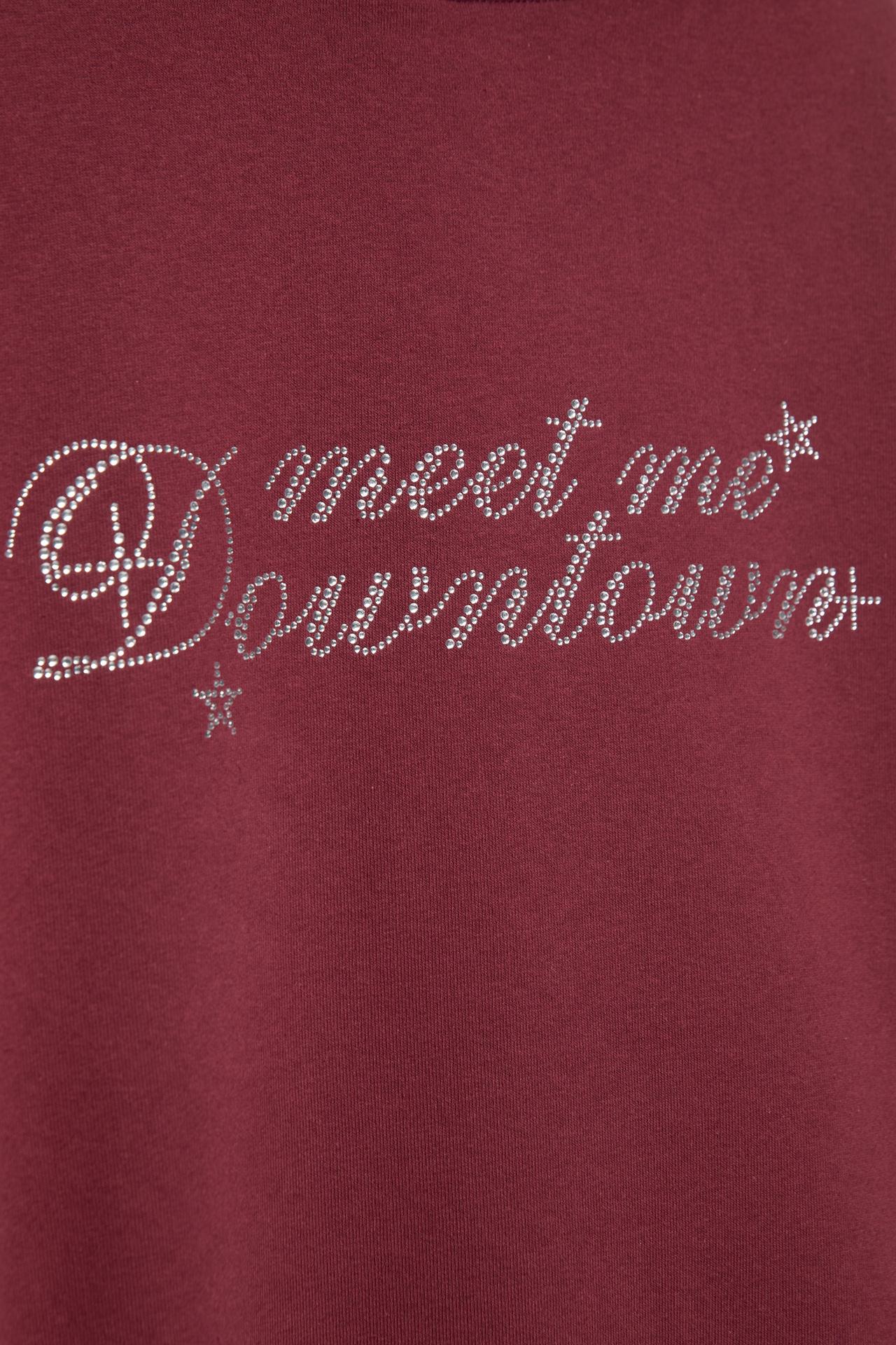 Sweatshirt with hood and rhinestone graphic — Maroon