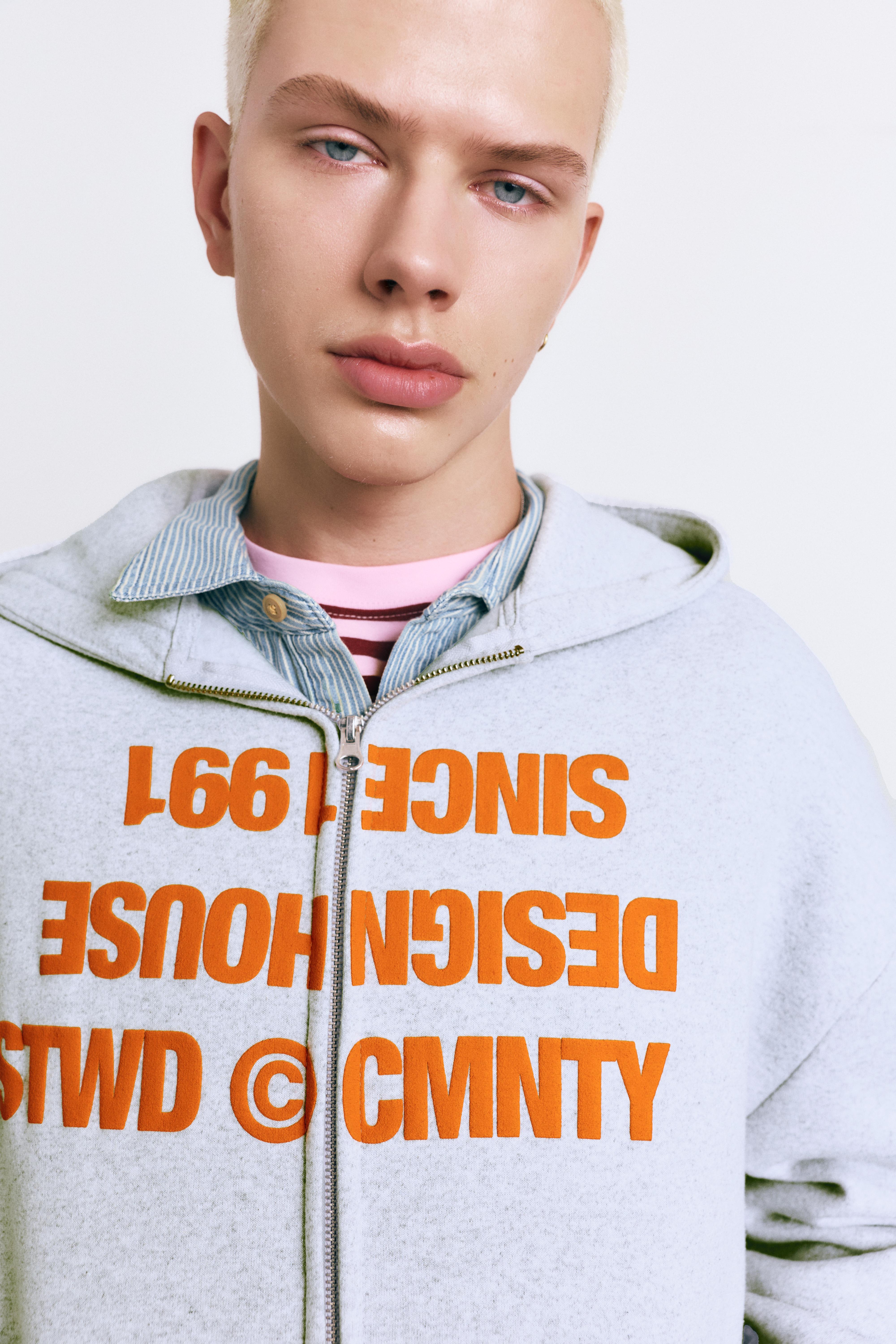 Kapüşonlu fermuarlı yazılı sweatshirt - Görsel 14