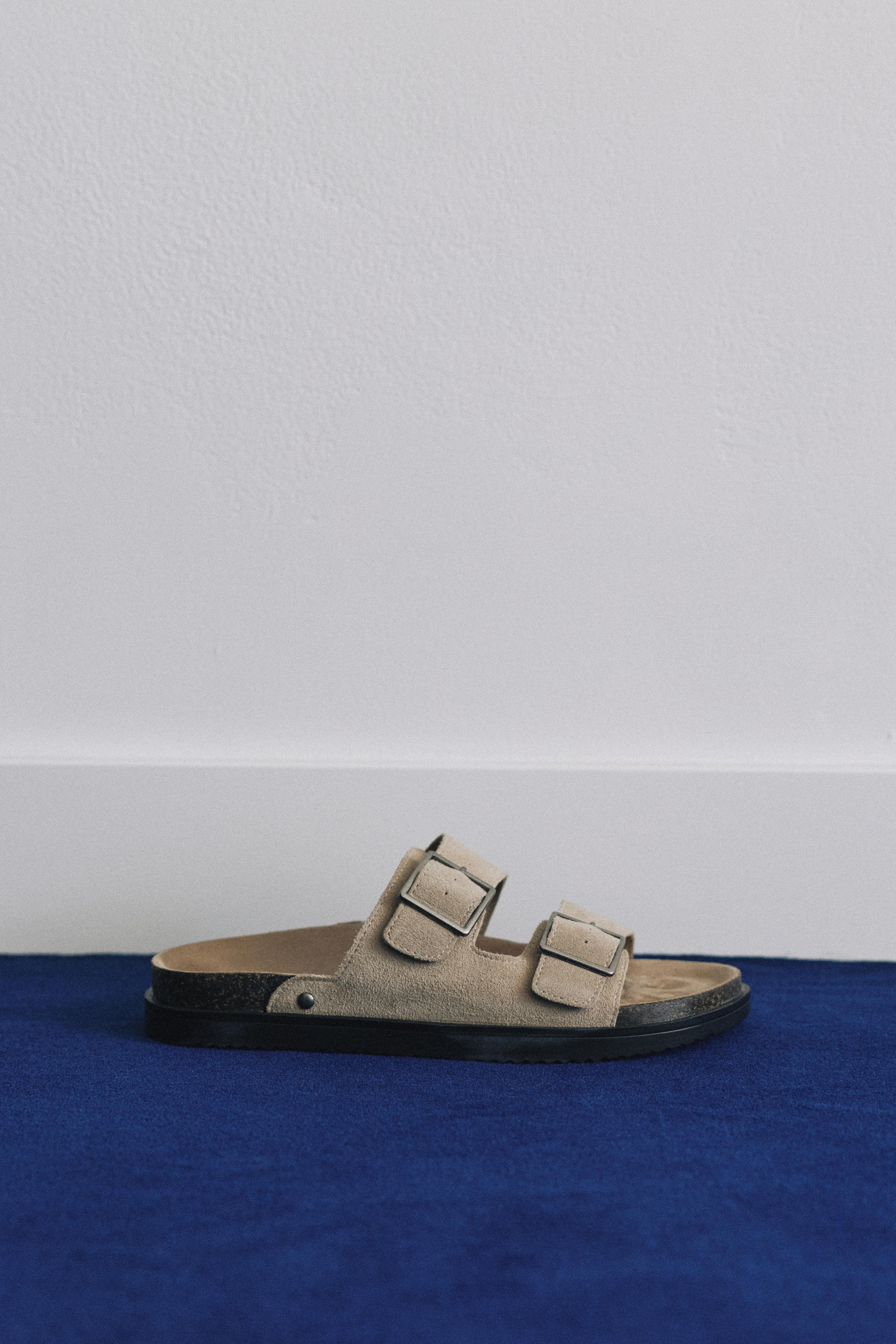 Leather buckle sandals — Ecru