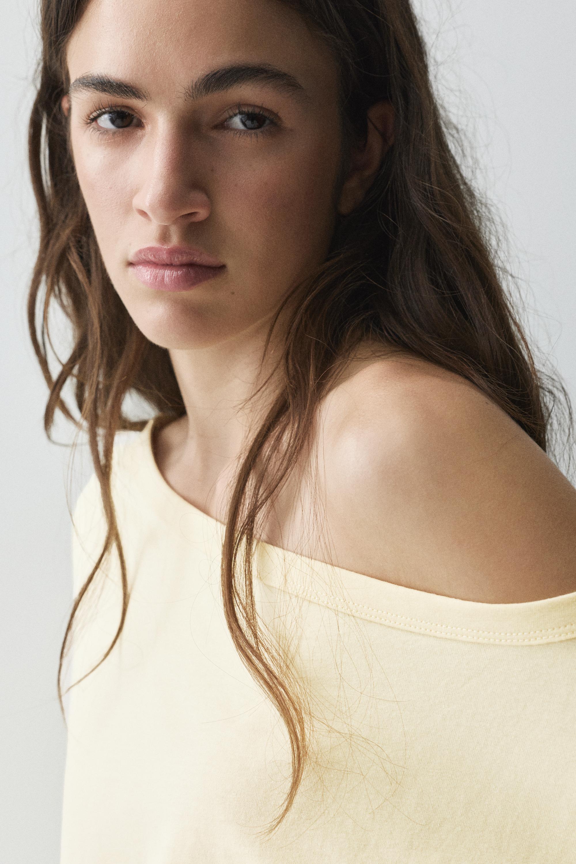 Asymmetric short sleeve T-shirt — Yellow