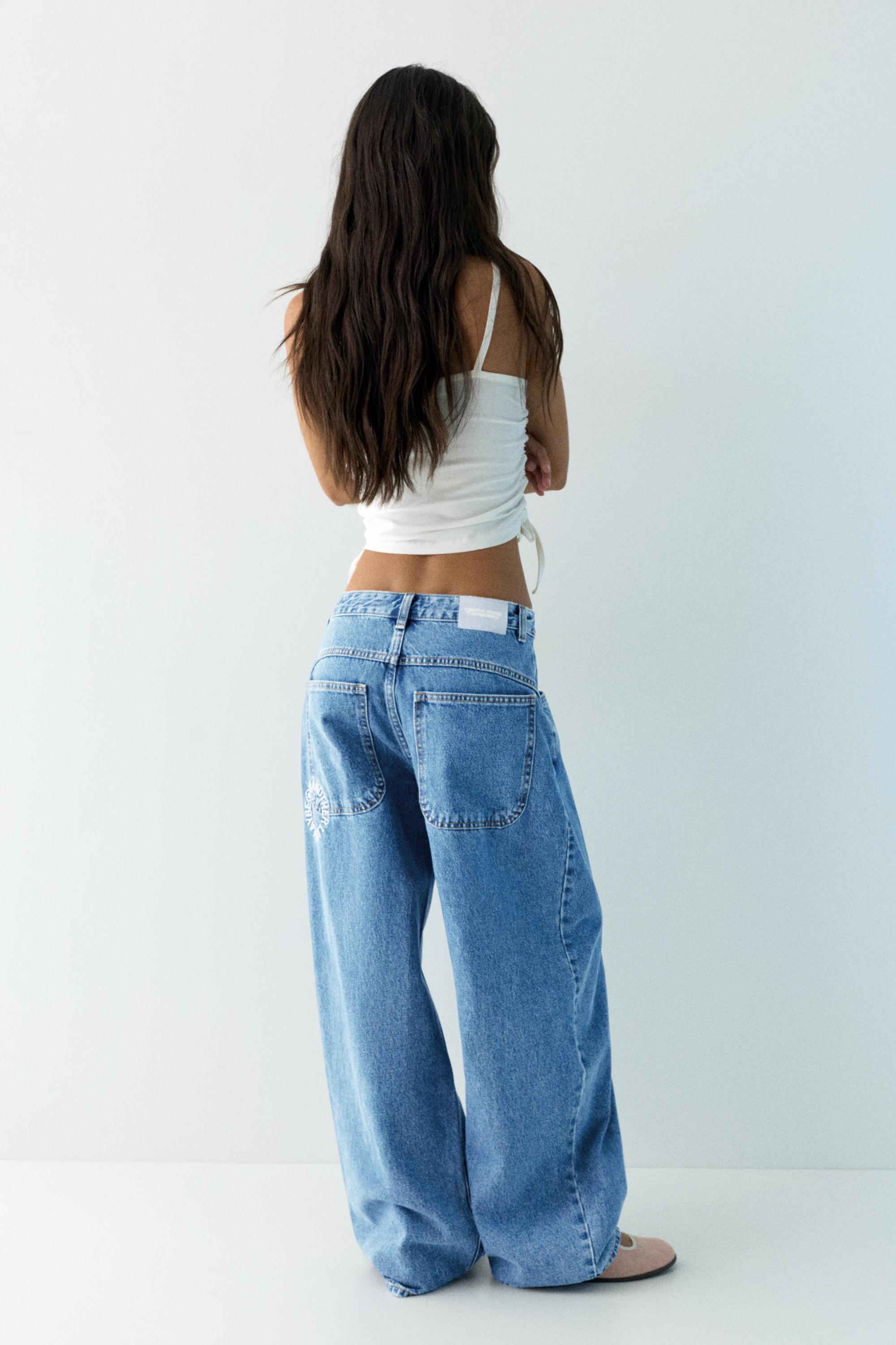 Balloon fit jeans with embroidered text — Medium blue