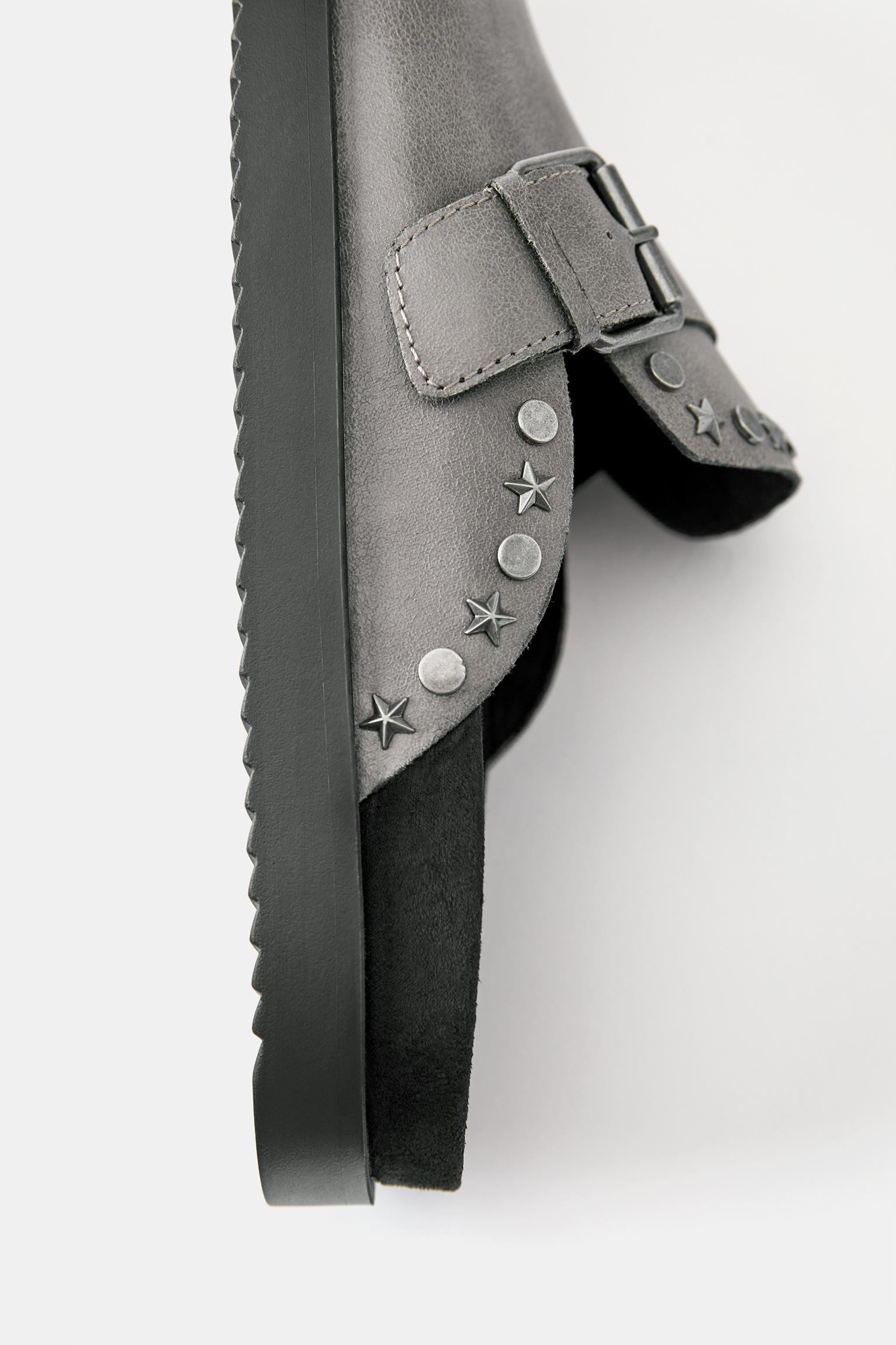 Studded clogs — Grey