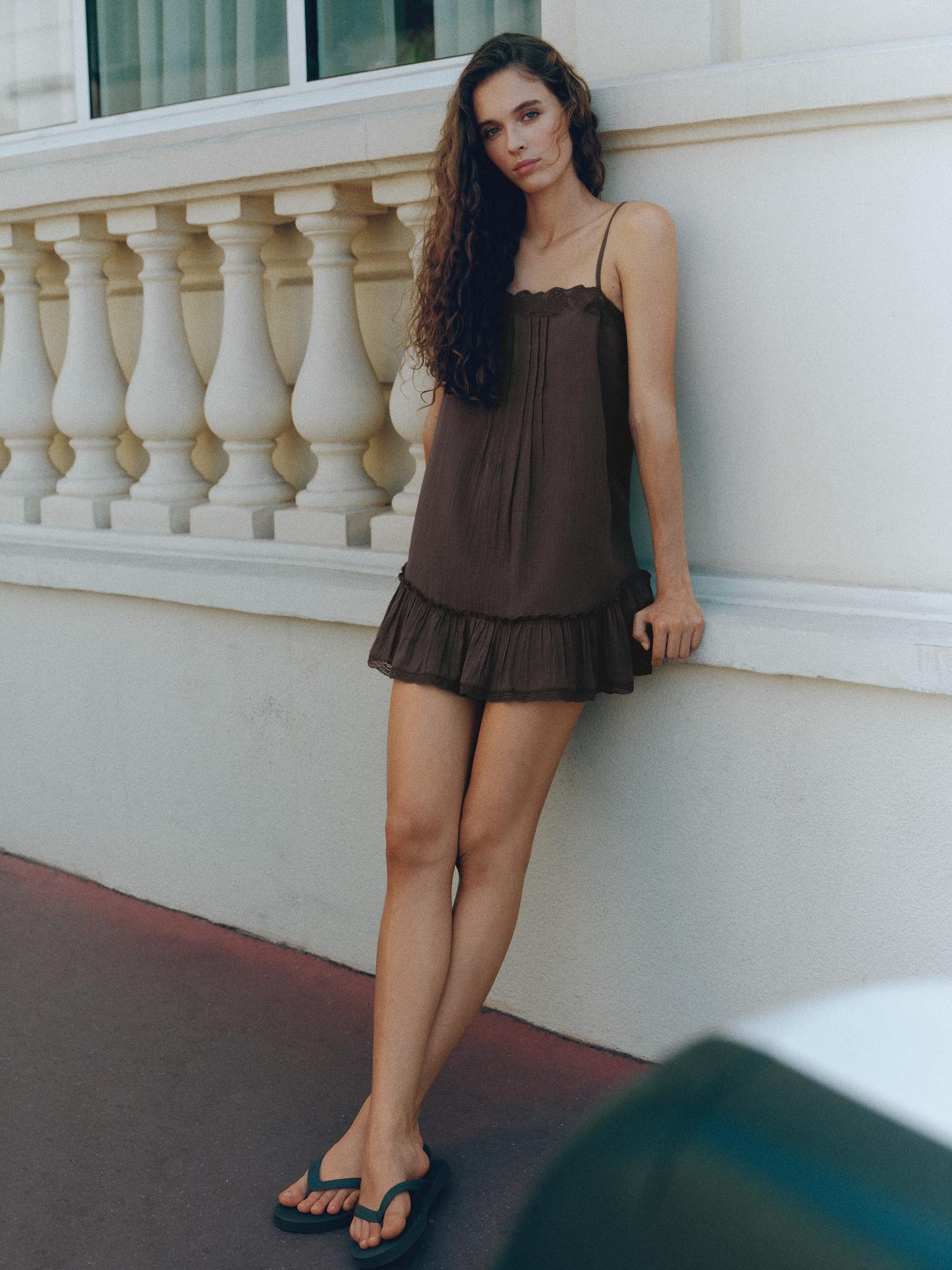 Brown dress with ruffled hem — Brown