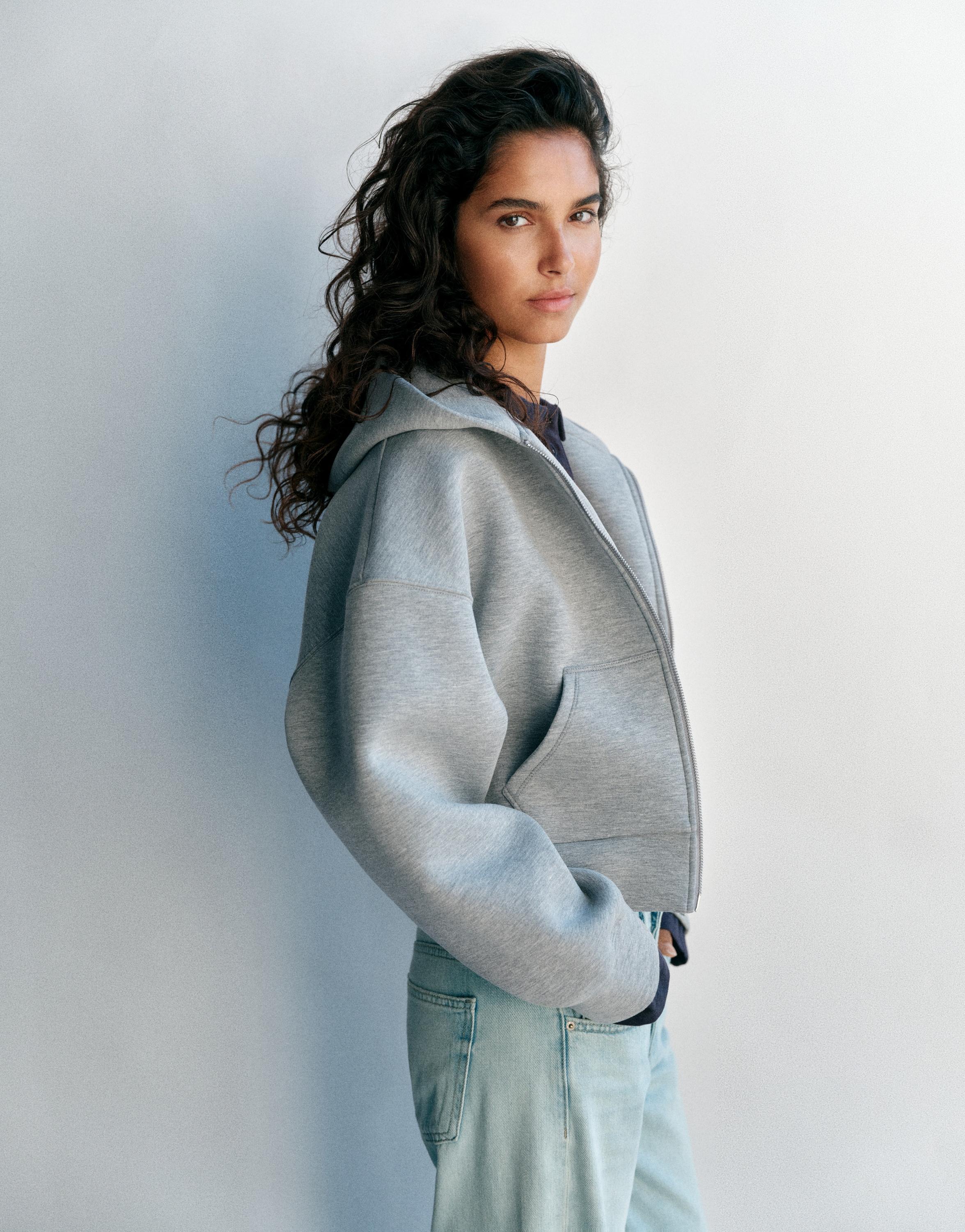 Pull&Bear Fermuarlı kapüşonlu sentetik kauçuk görünümlü sweatshirt görsel 8