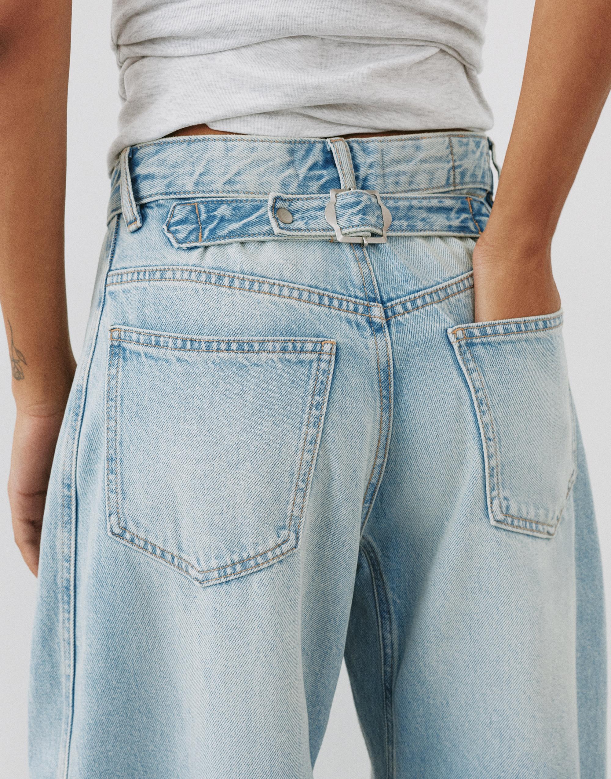 Balloon jeans with belt loops — Pale blue