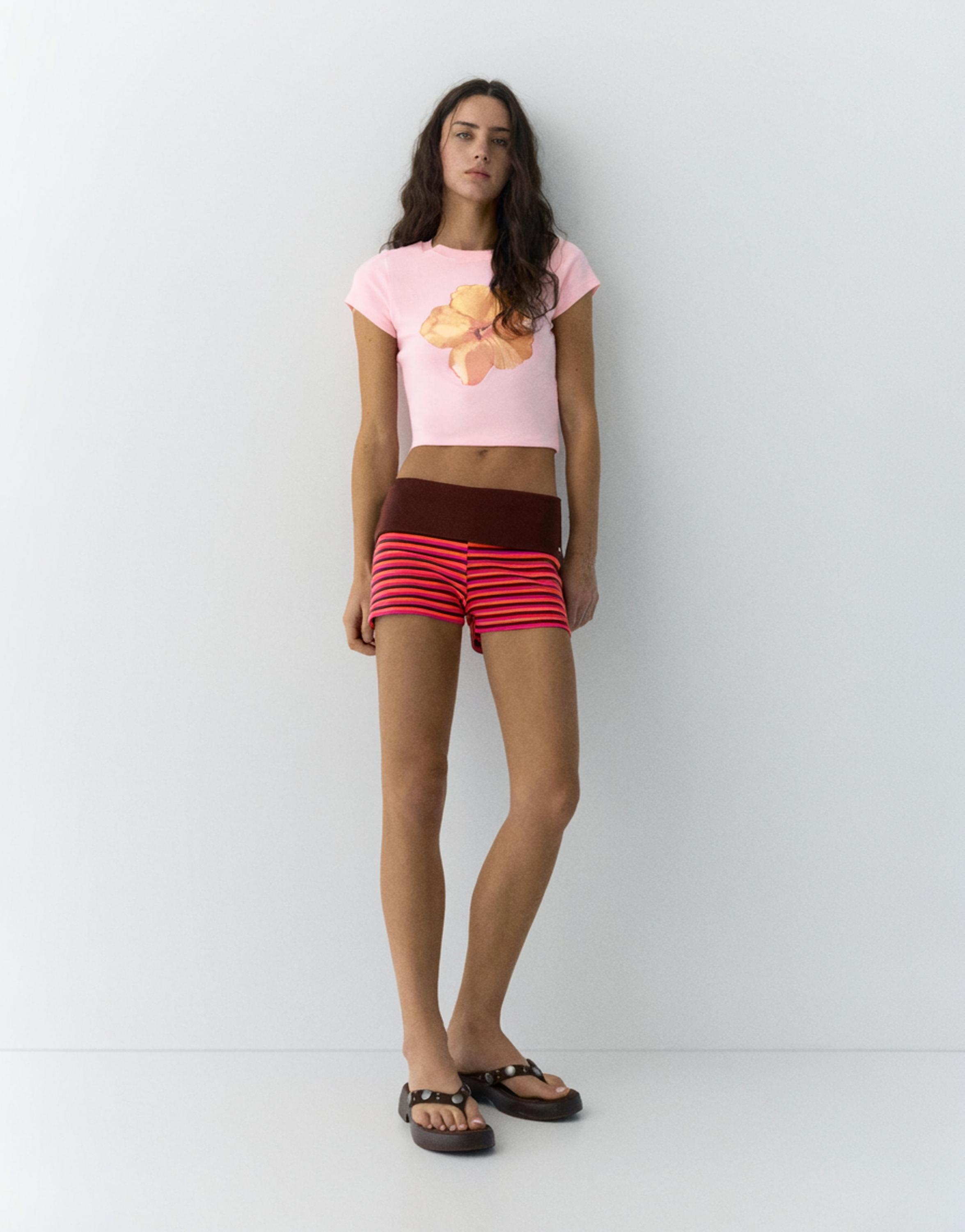 Pink hibiscus flower graphic T-shirt — Pale pink