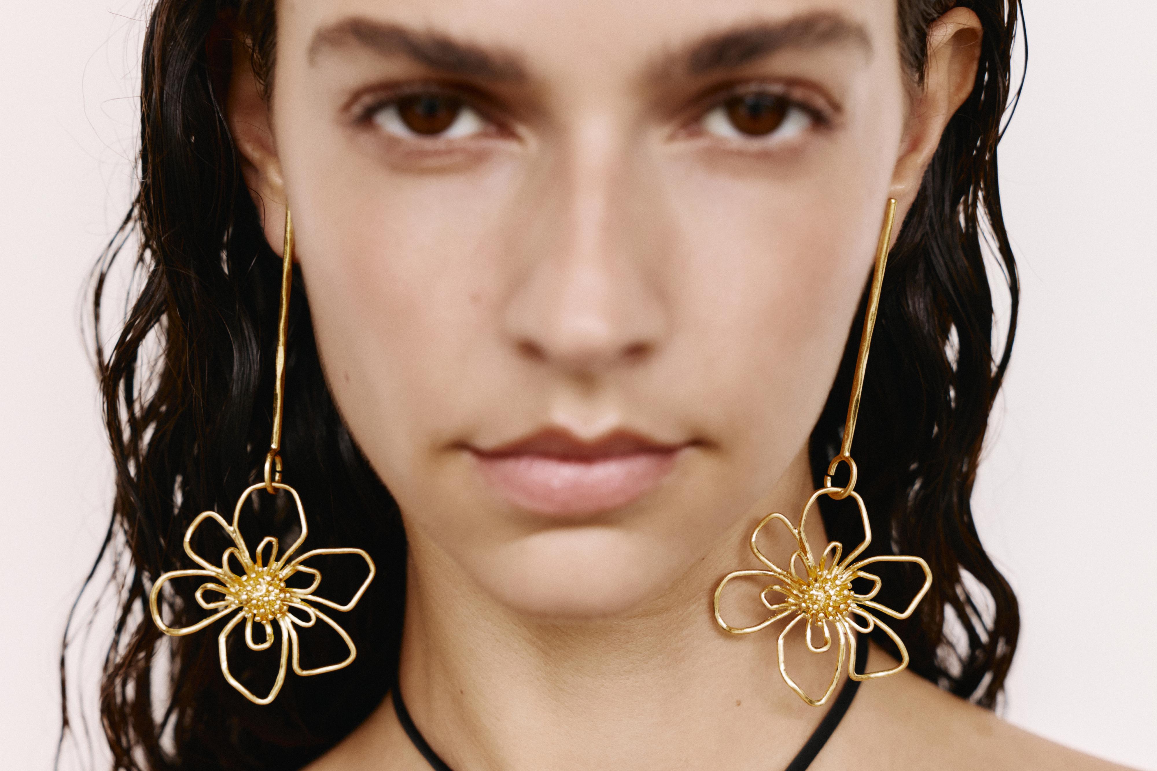 Floral dangle earrings — Gold