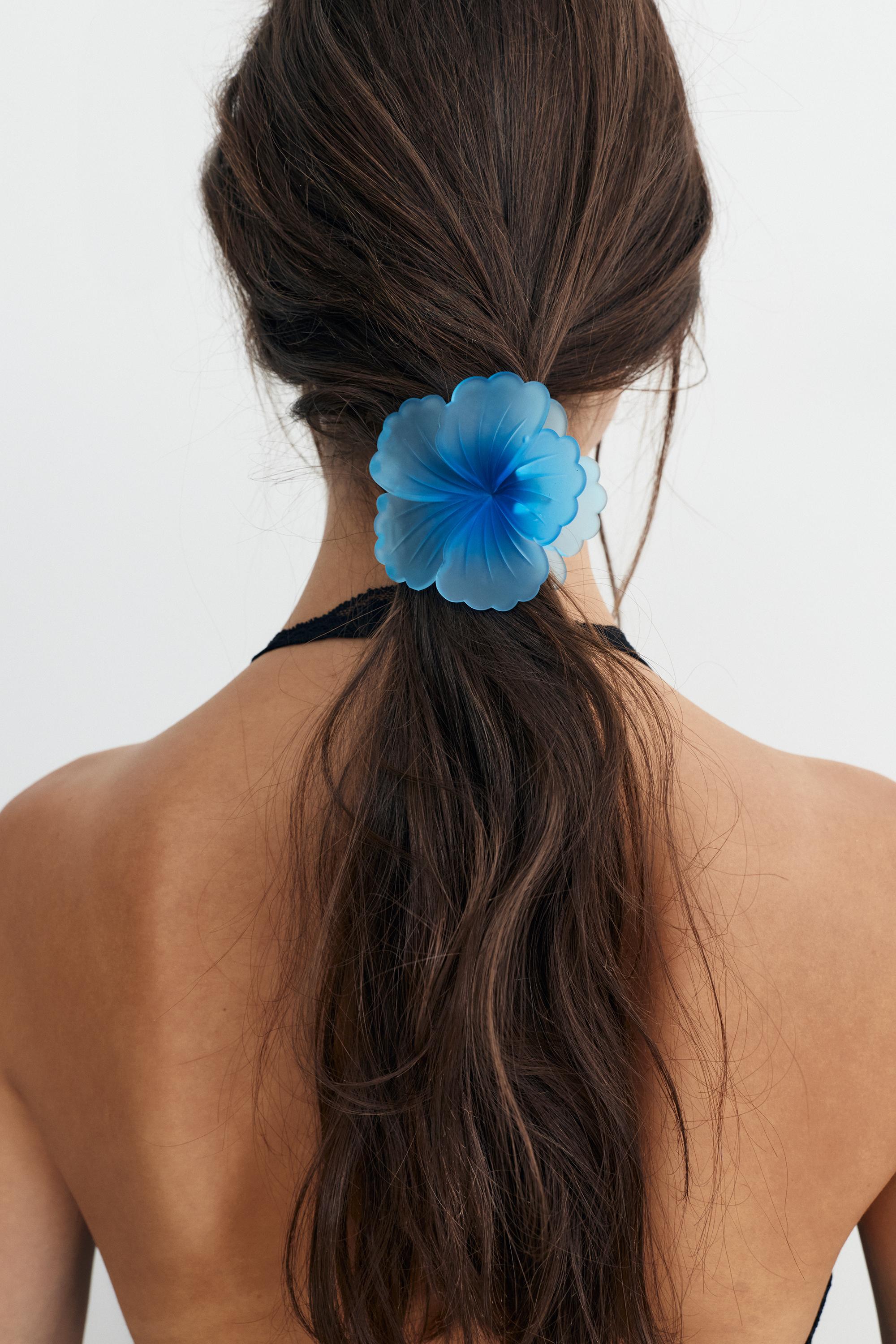 Flower hair clip — Pale blue