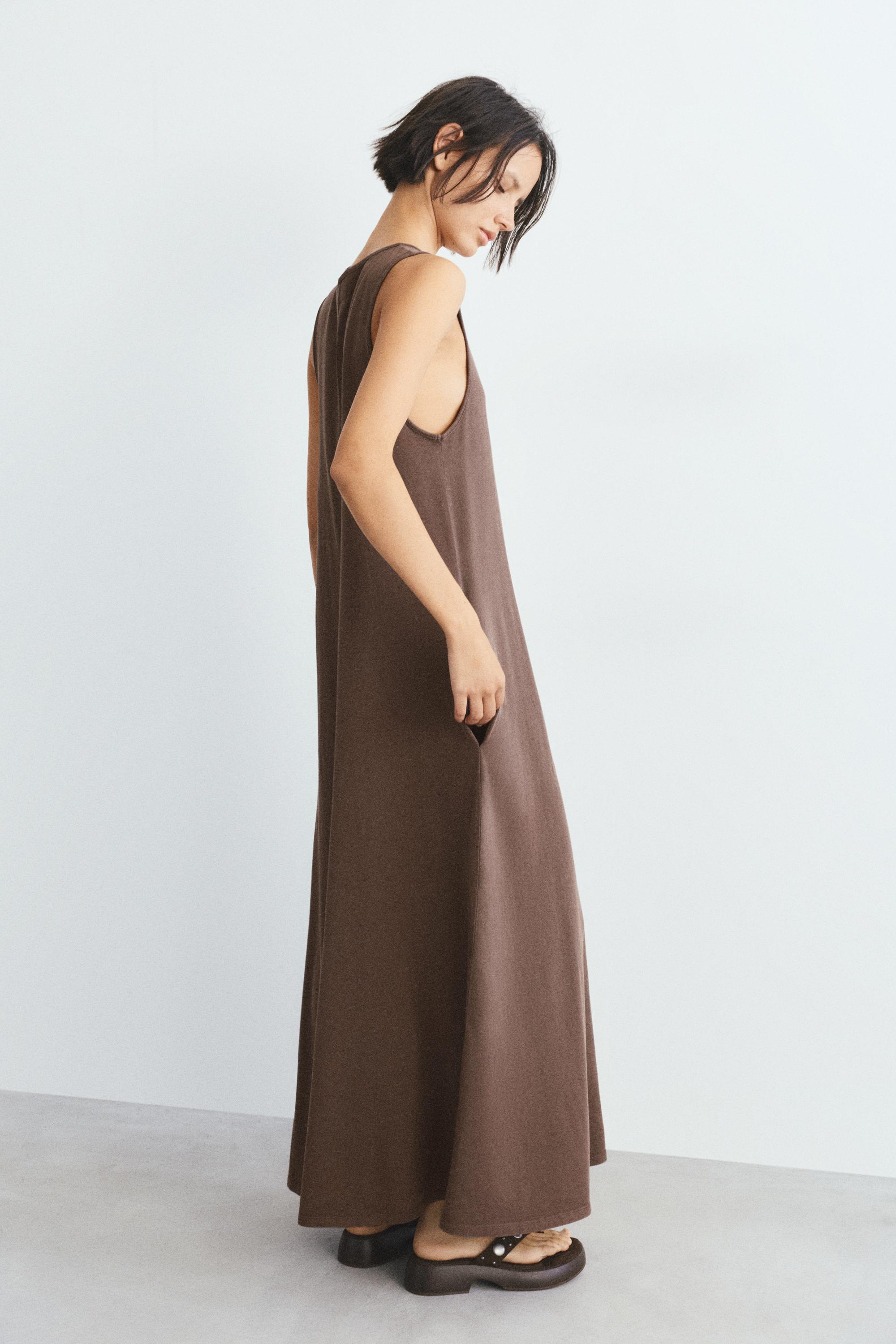 Long sleeveless dress — Brown