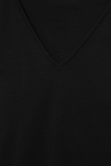 V-neck T-shirt — Black 7