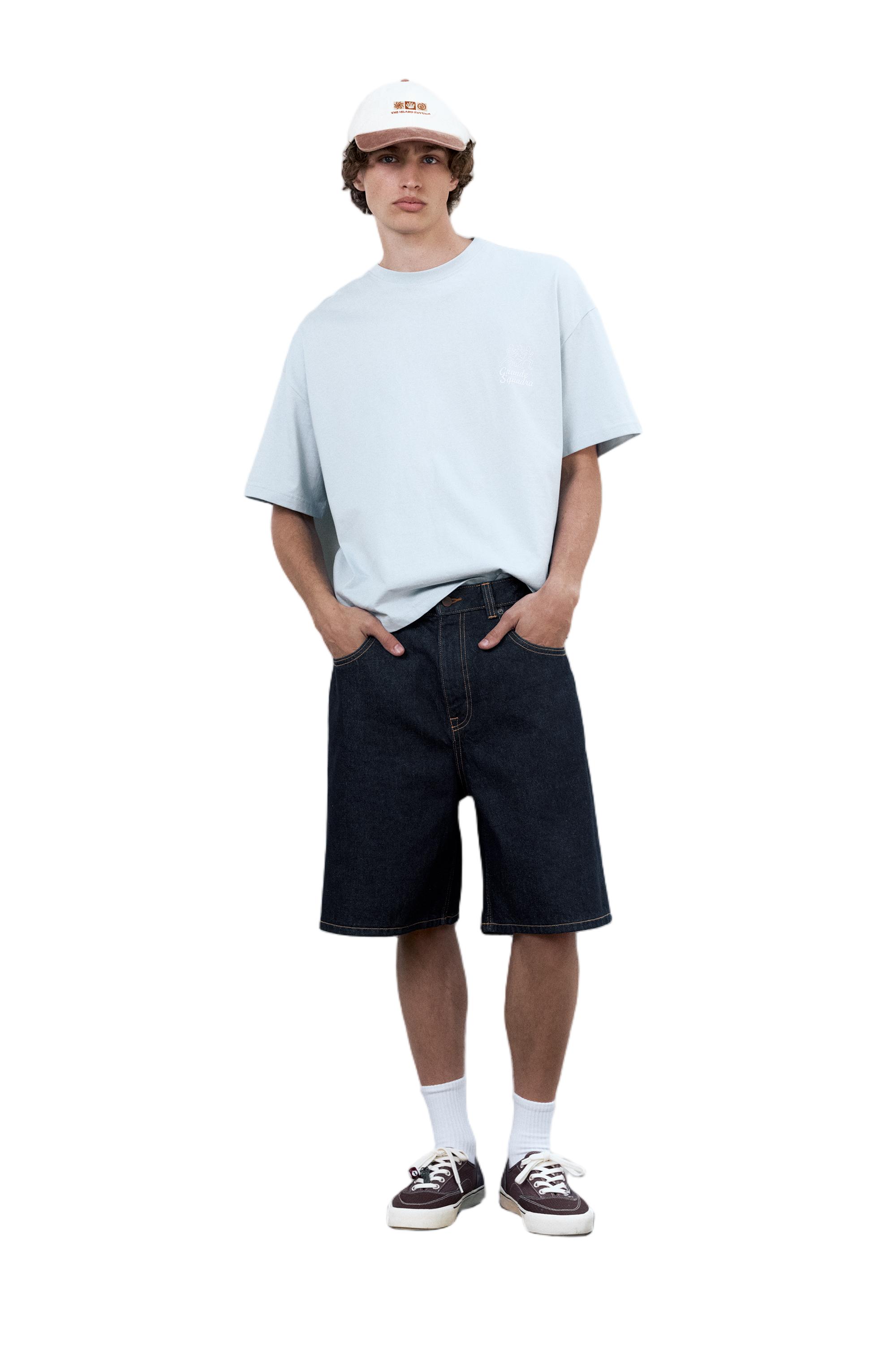 Boxy-fit T-shirt with graphic — Pale blue