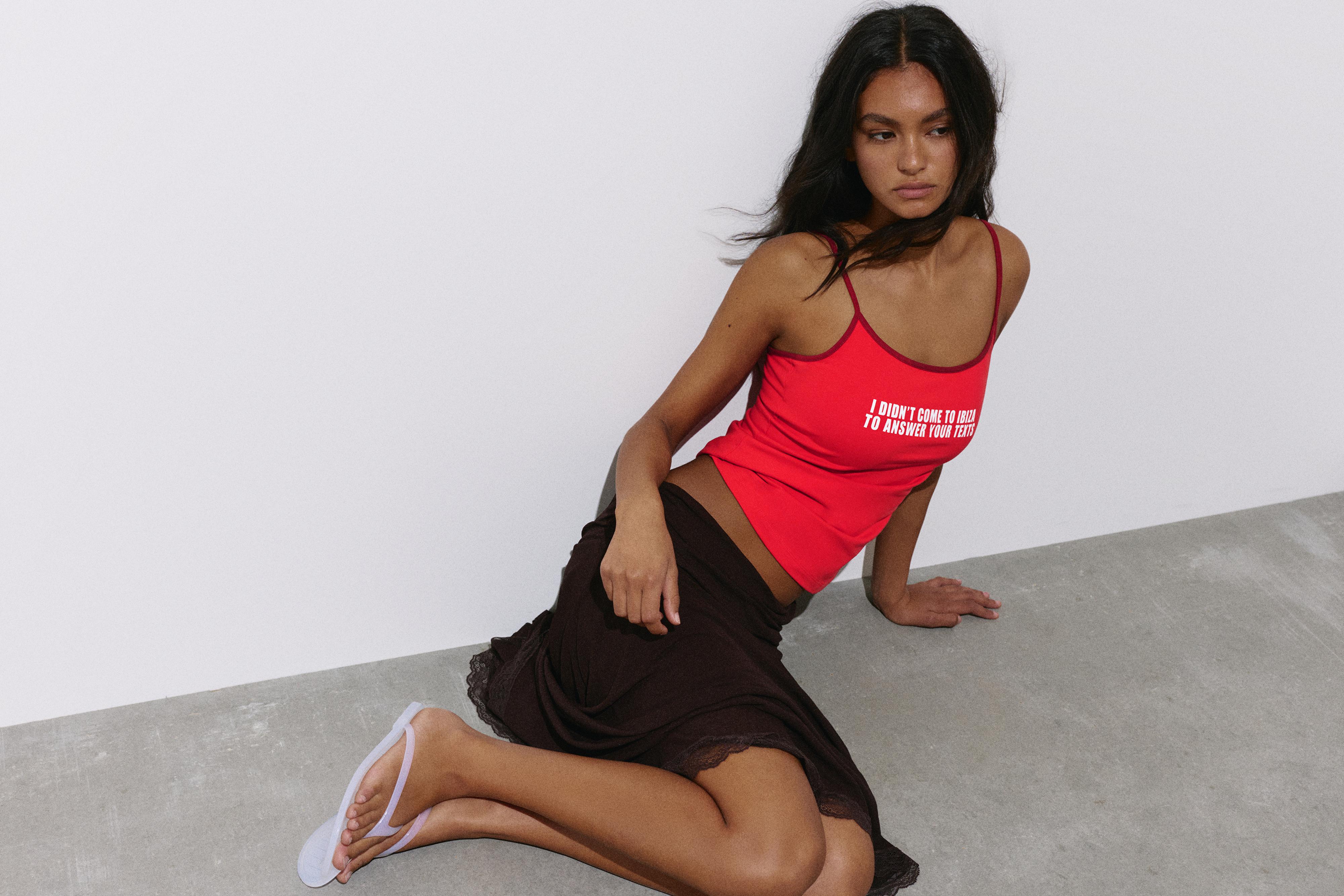 Strappy top with text — Red