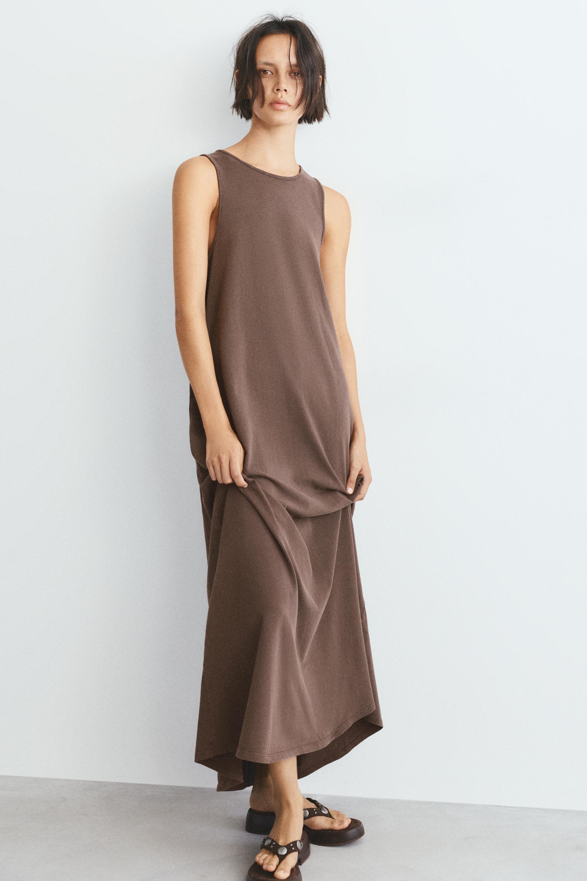 Long sleeveless dress — Brown