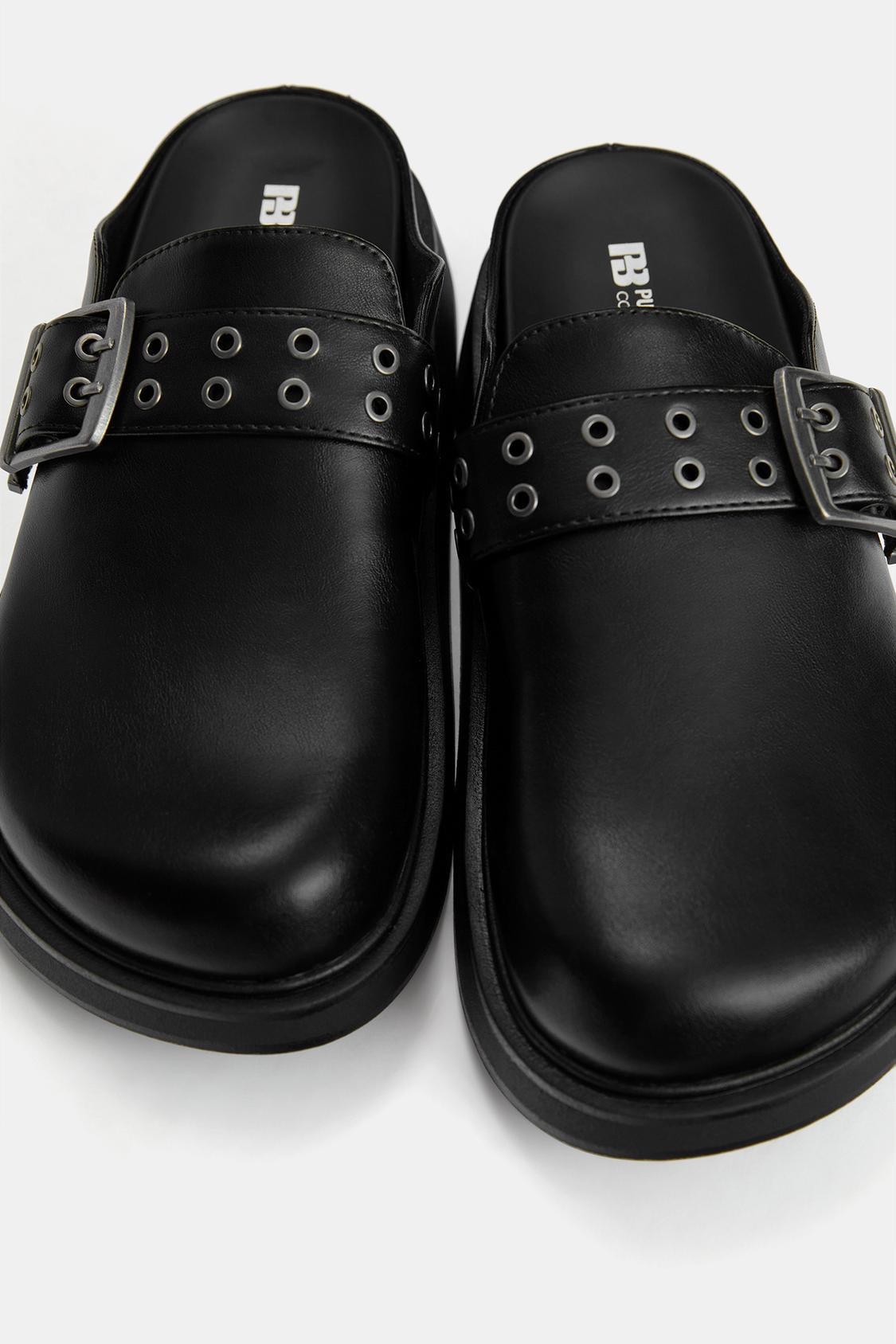 Clogs mit Schnalle - PULL&BEAR
