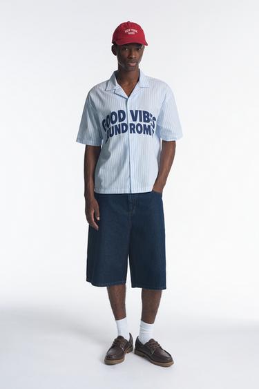 Striped short sleeve shirt with text — Grey/Blue 2