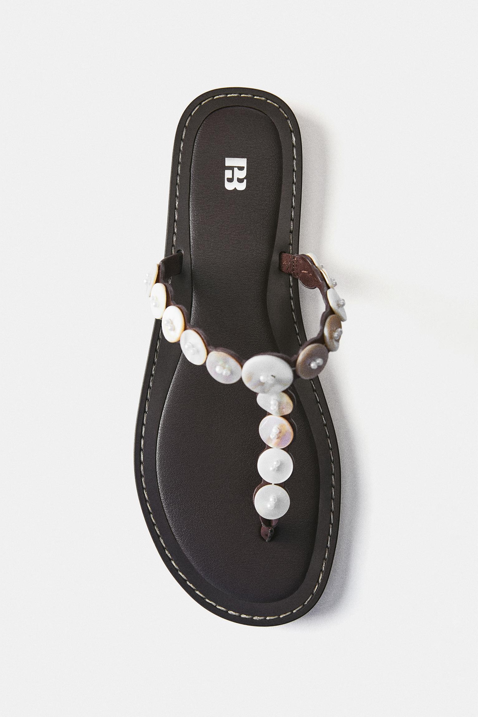 Flat button sandals — Brown