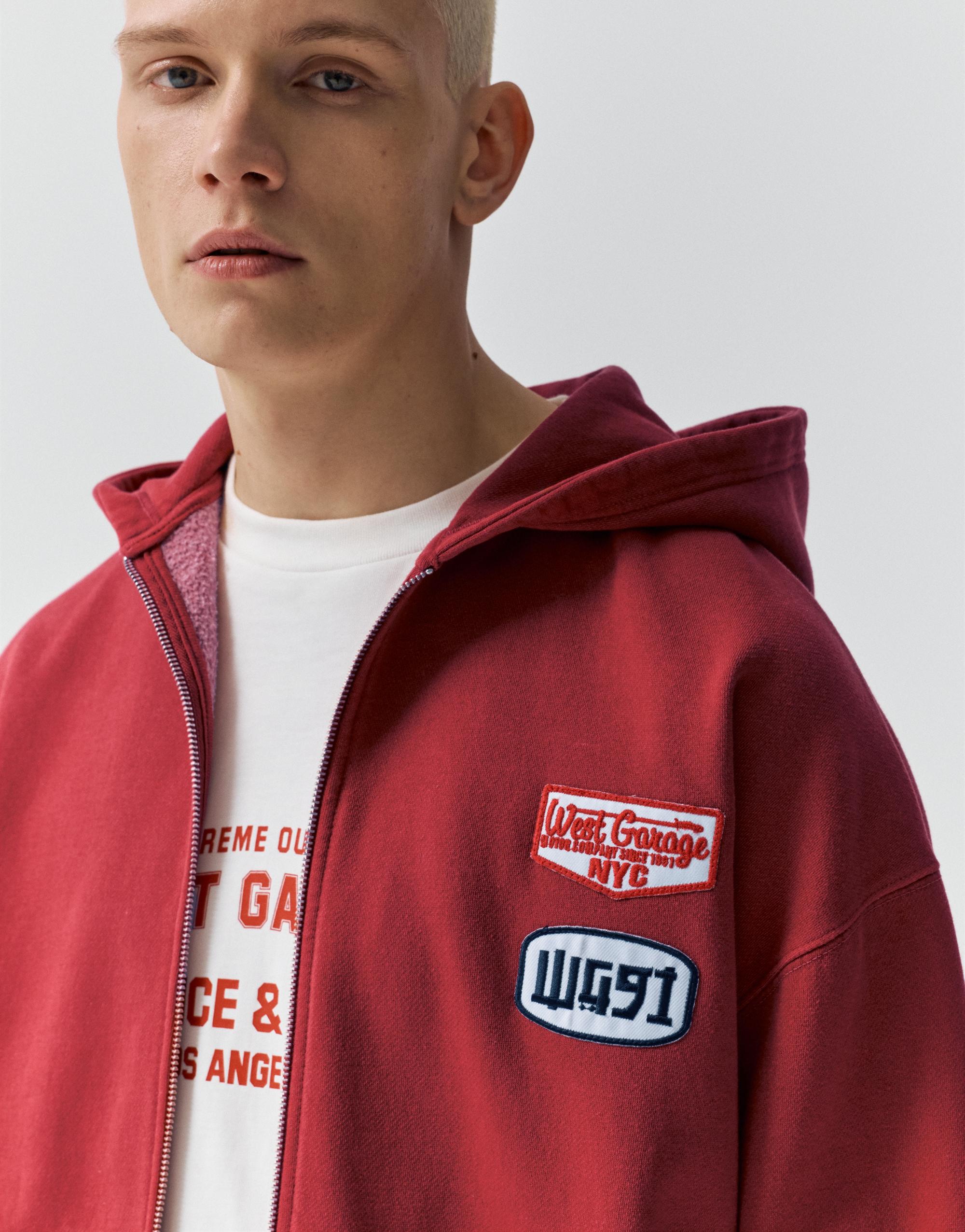 Fermuarlı yamalı kapüşonlu sweatshirt - Görsel 10