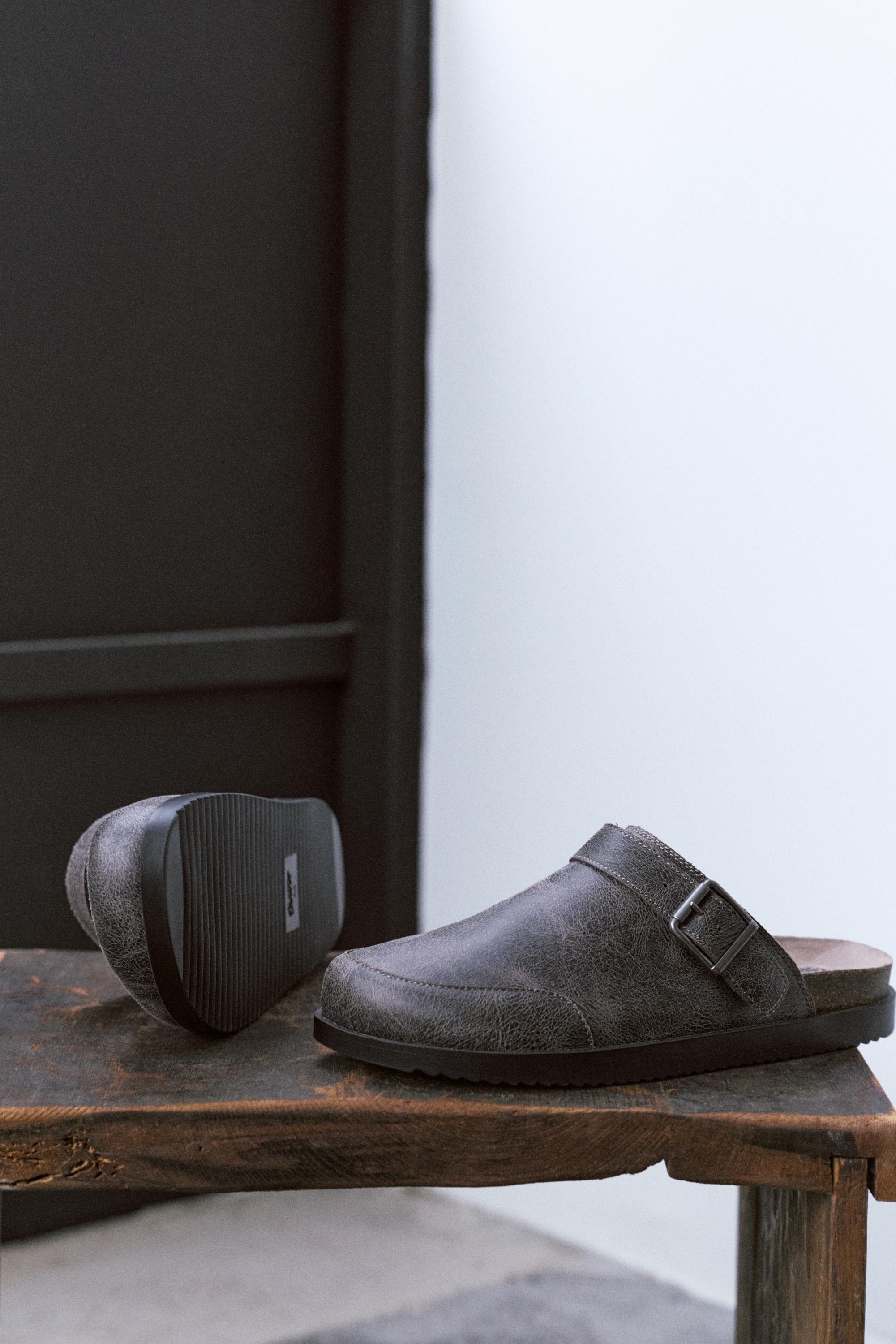STWD distressed clogs — Brown