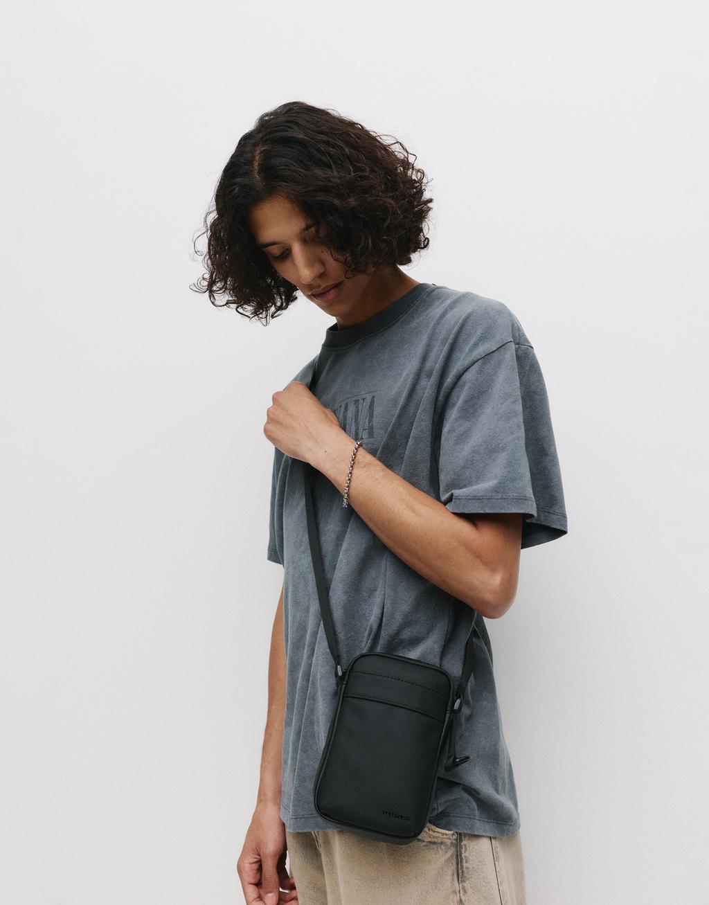 Bolso bandolera engomado PULL&BEAR