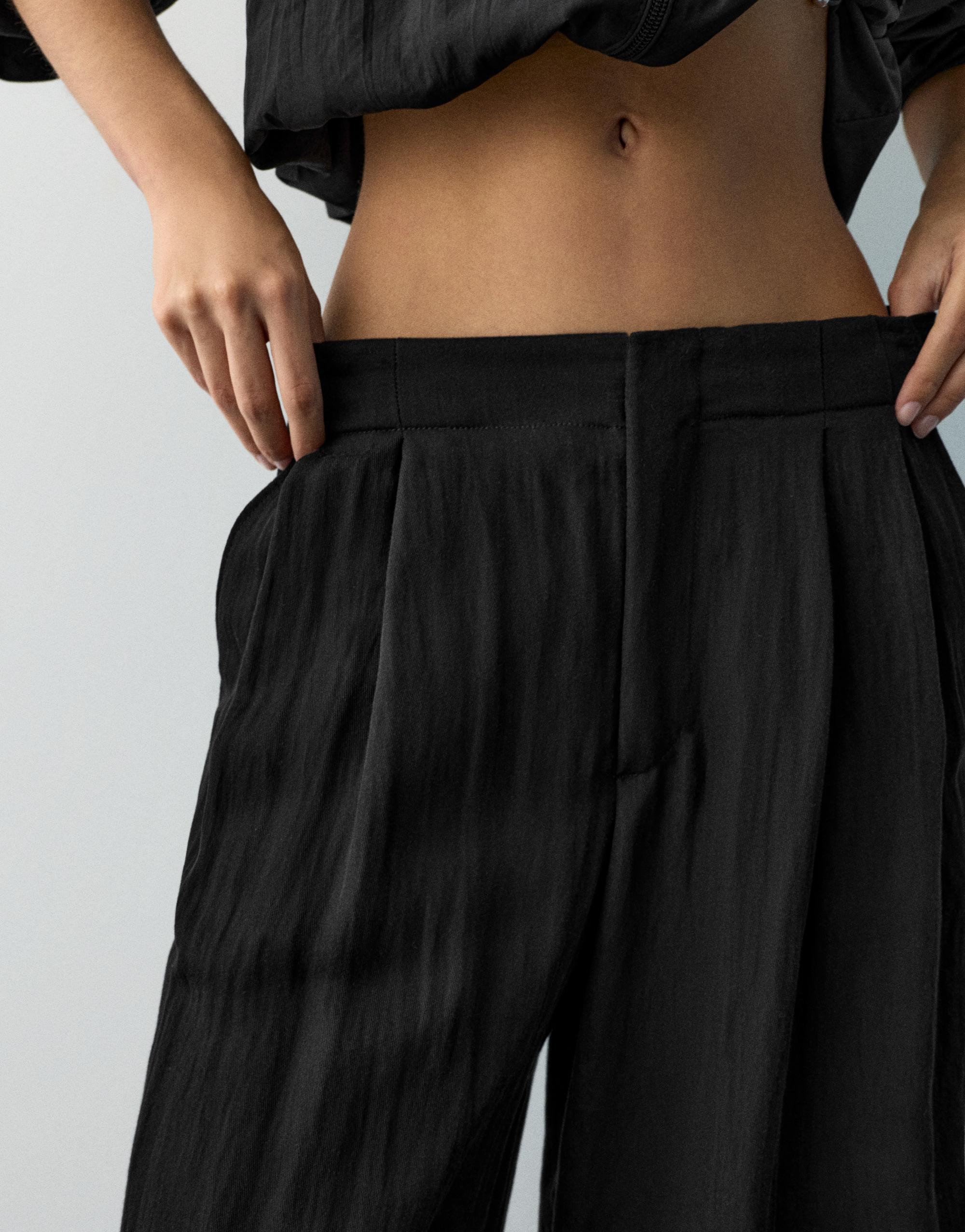 Düğmeli ve fermuarlı, kemer tokalı, önü pensli, elastik belli, tailored fit pantolon. - Görsel 11