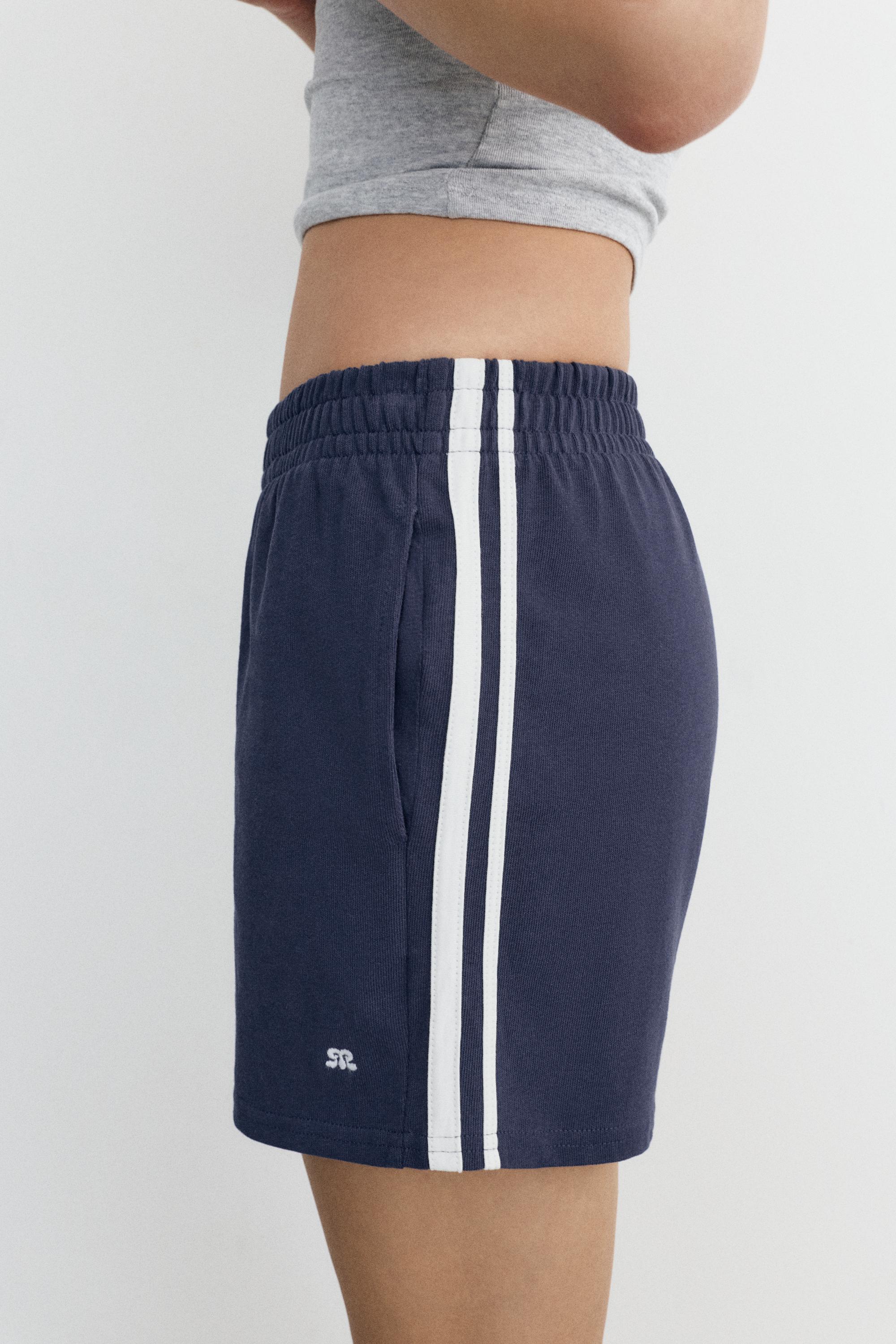 Sports shorts with side stripes — Dark navy
