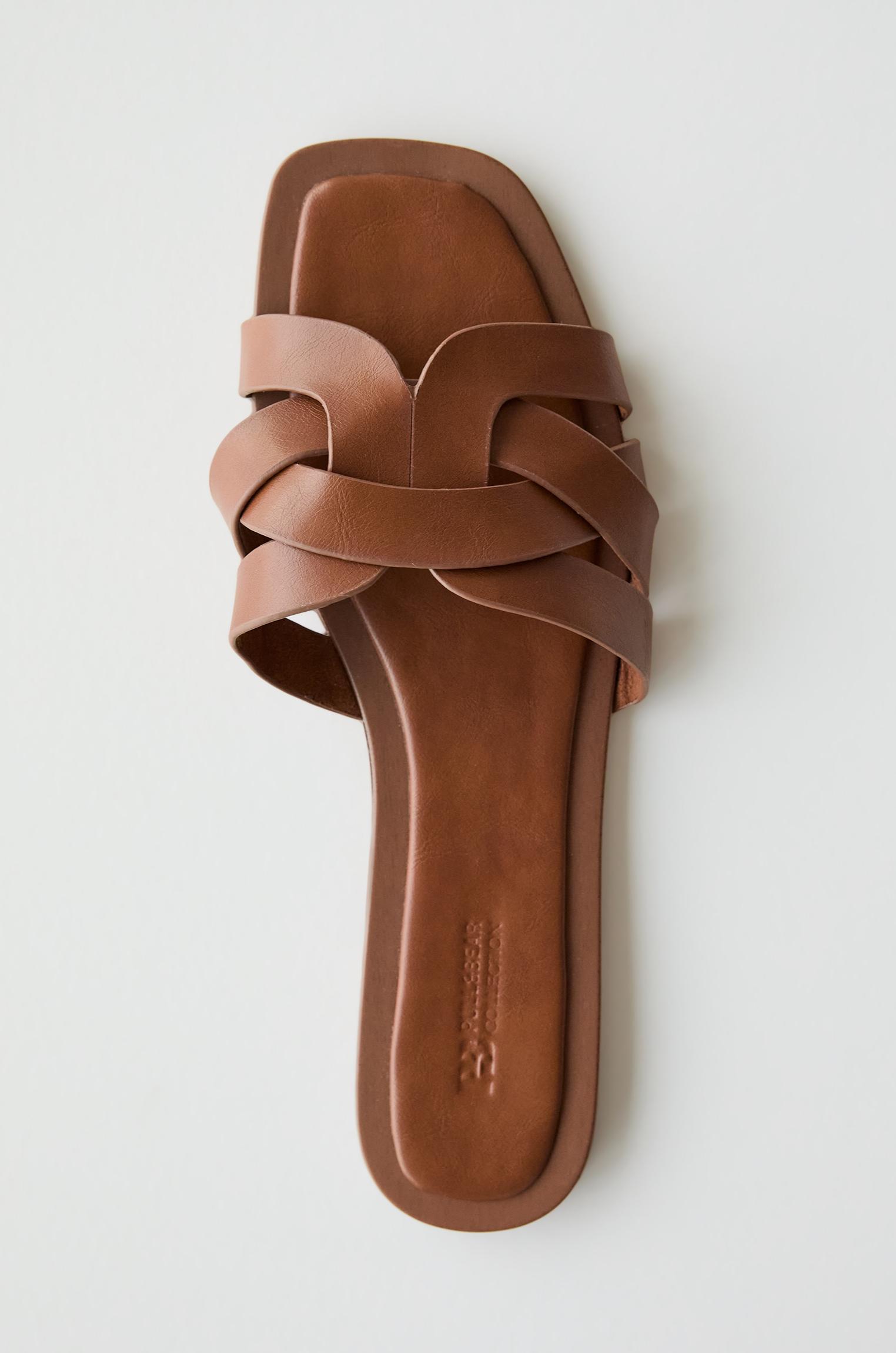 Flat strap sandals — Brown