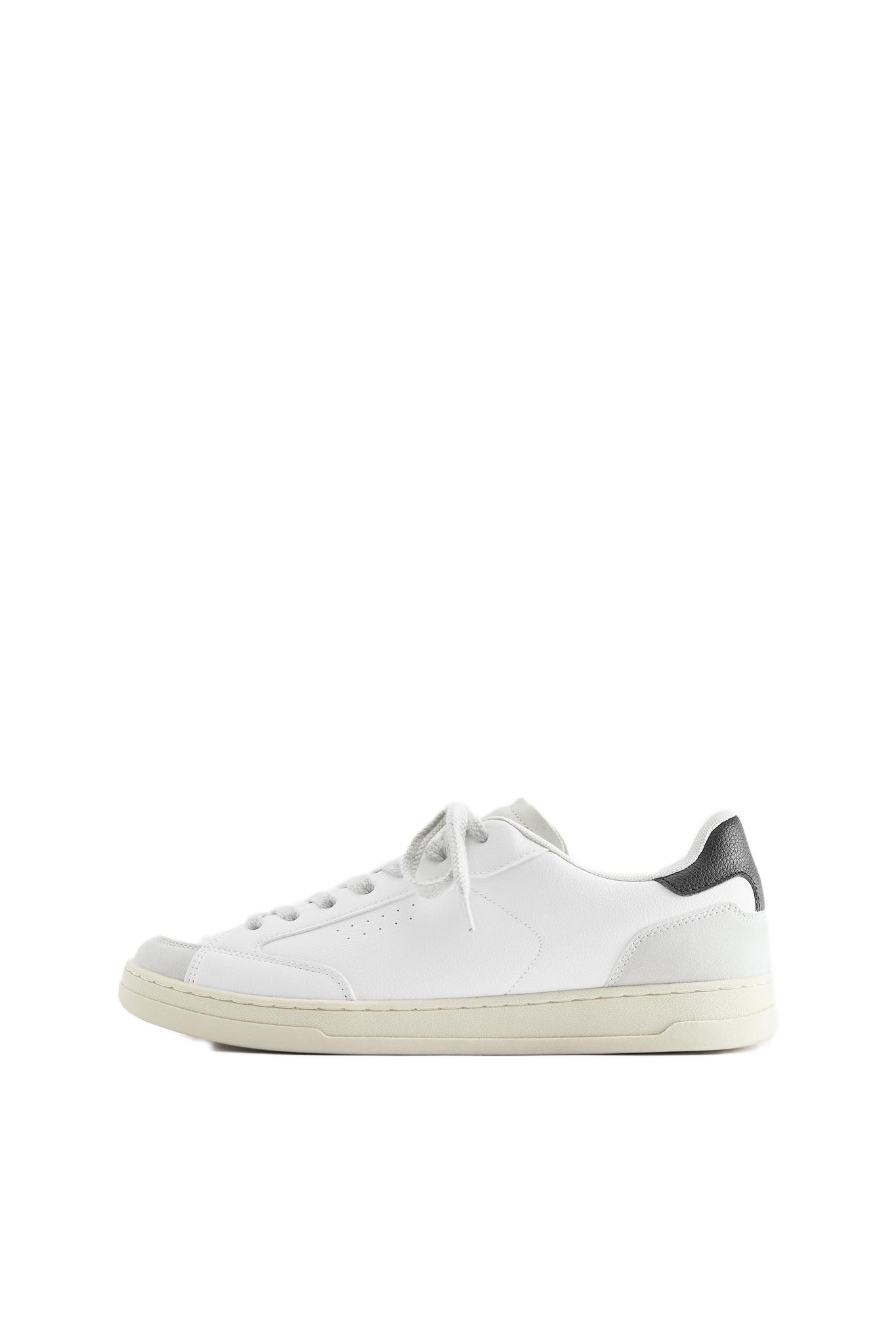 Casual trainers — White