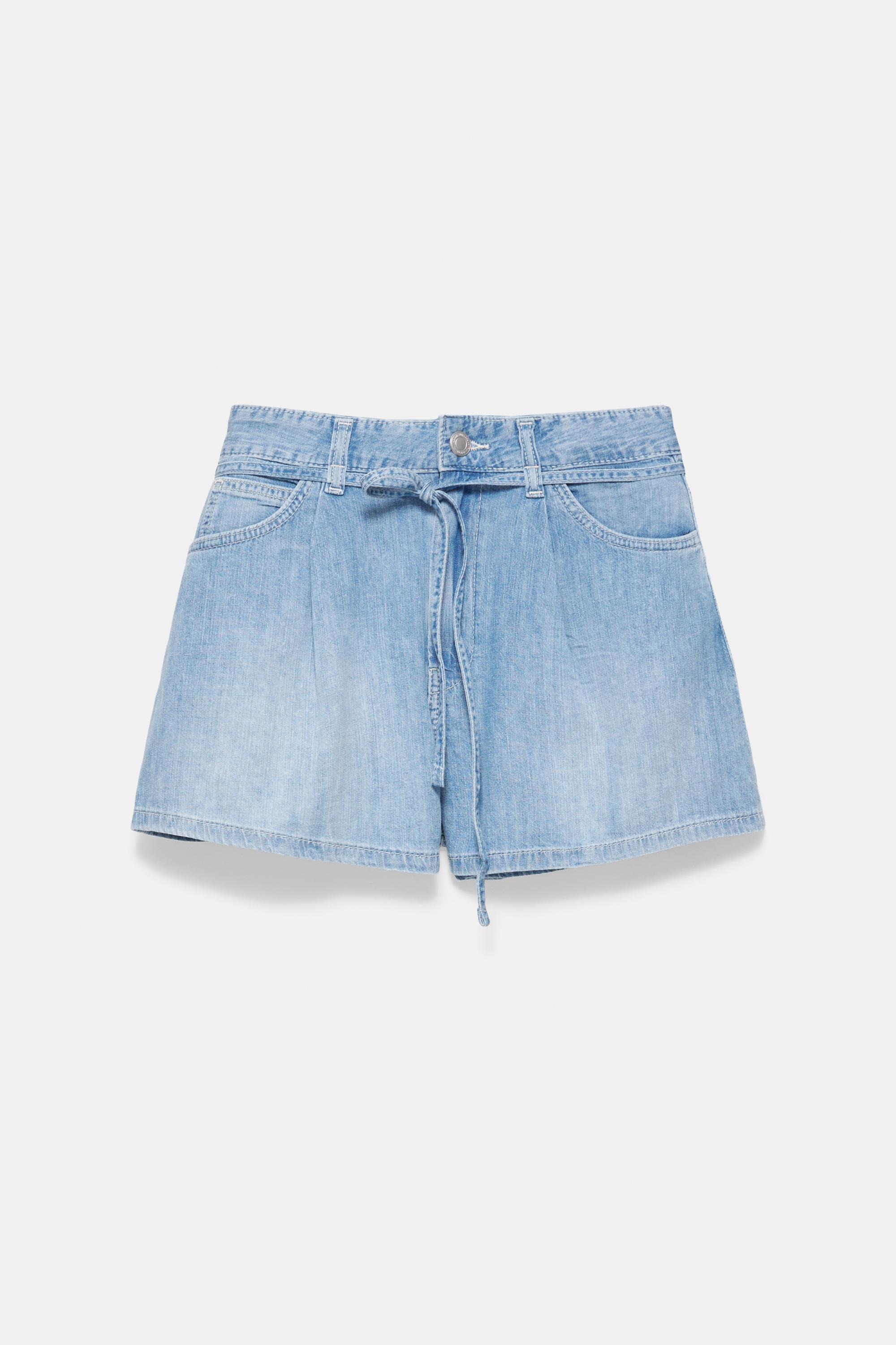 Denim shorts with darts and belt — Pale blue