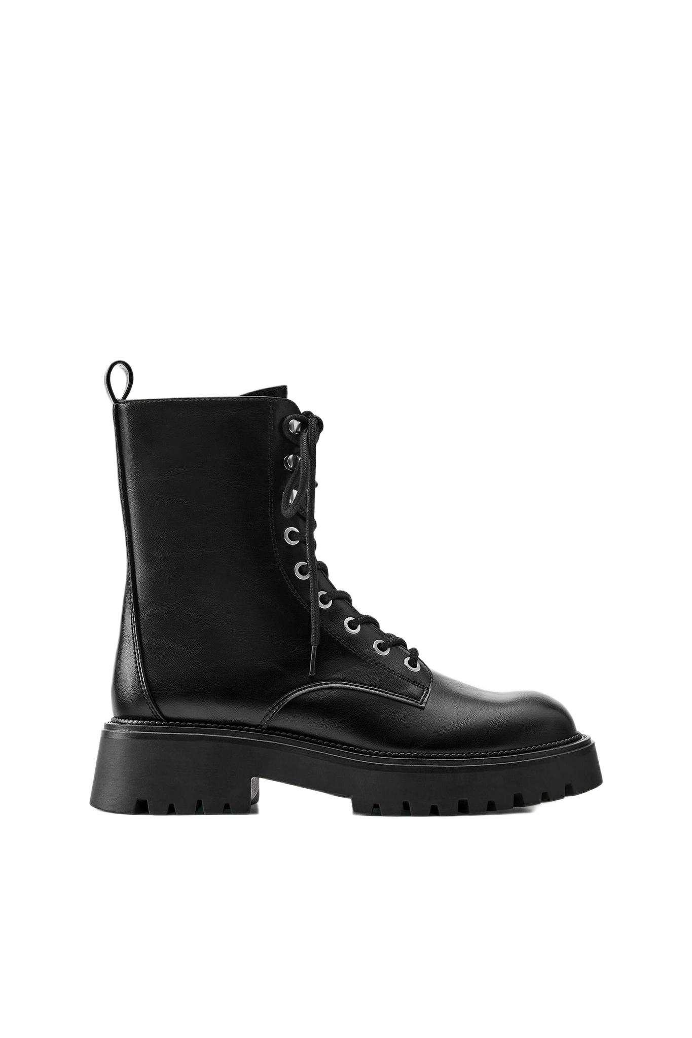 Botines planos acordonados