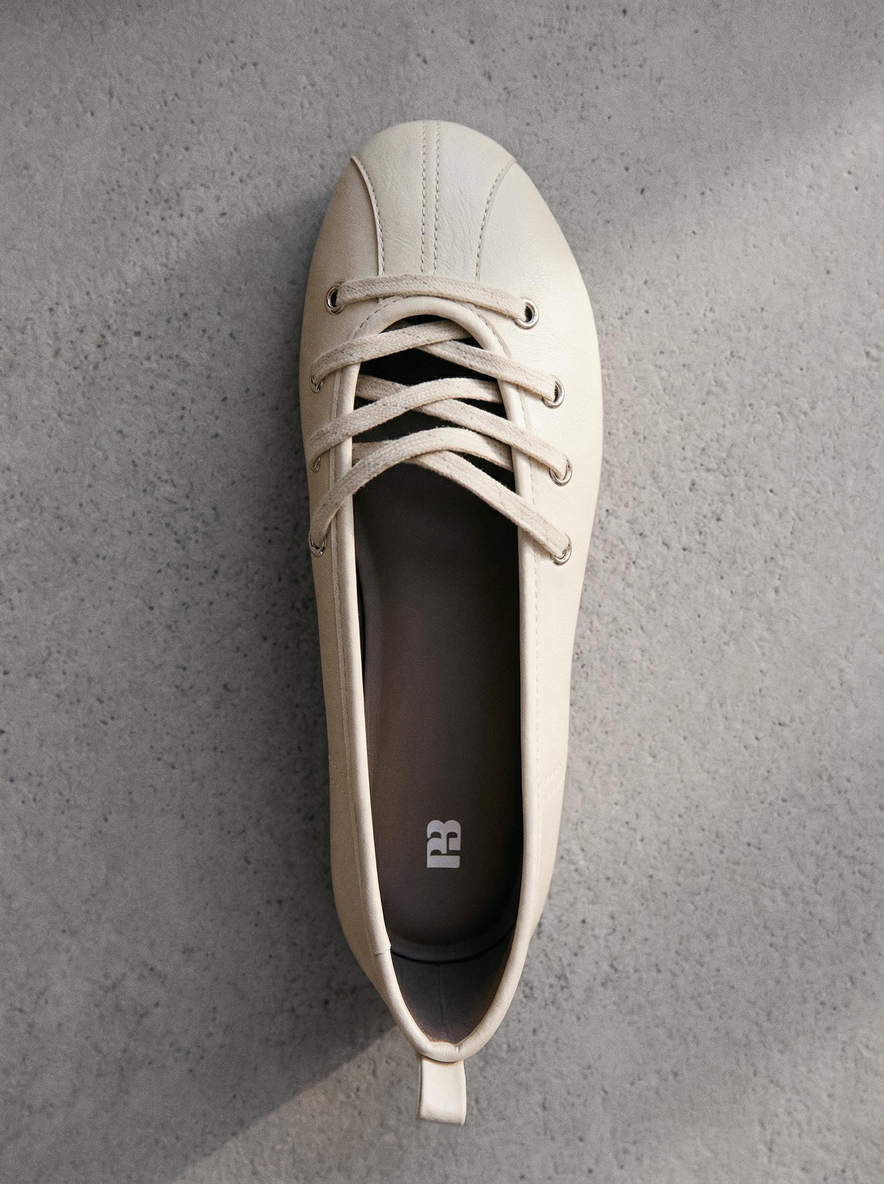 Lace-up ballerinas — Ecru