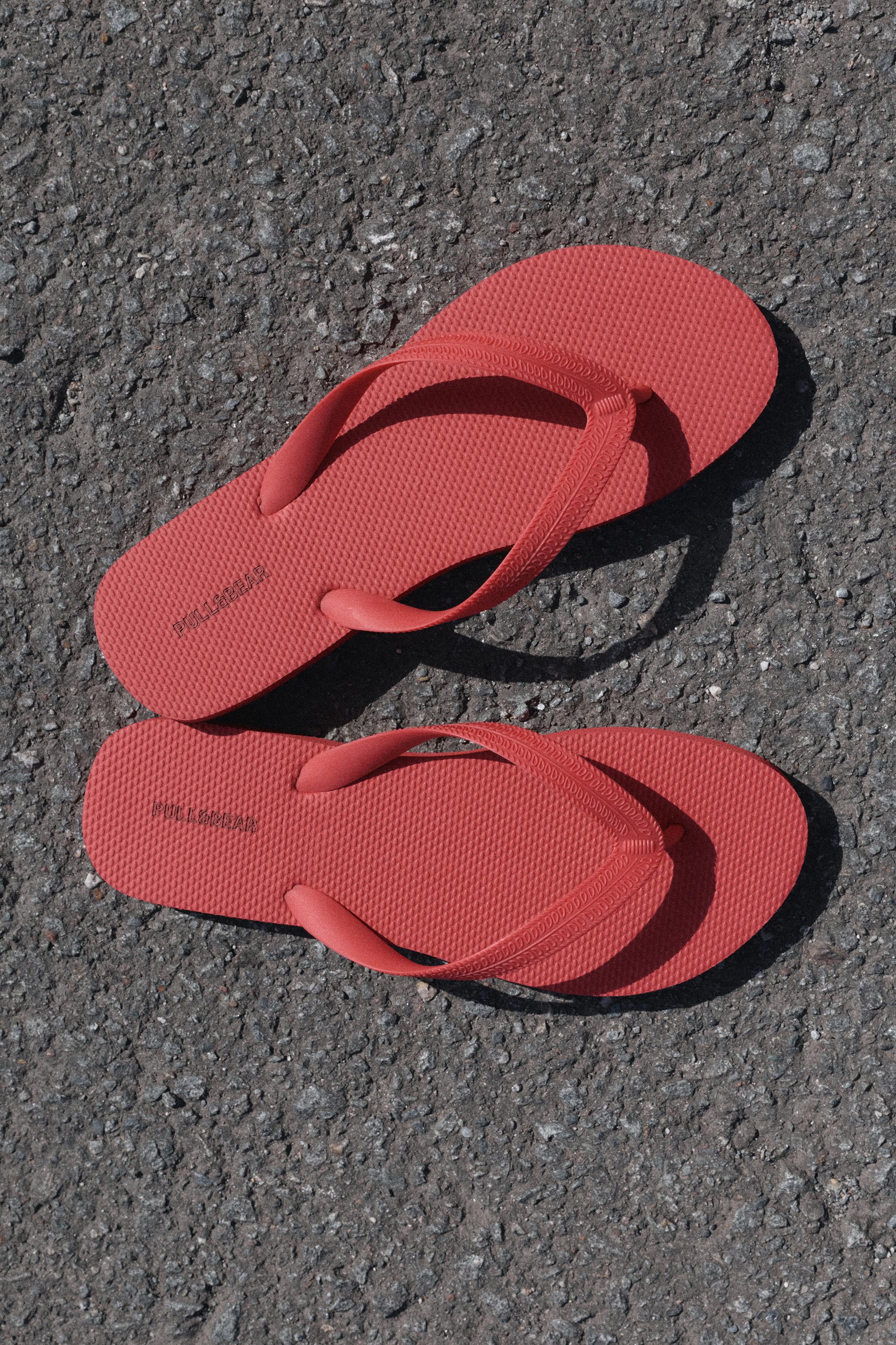 Flat sandals — Red