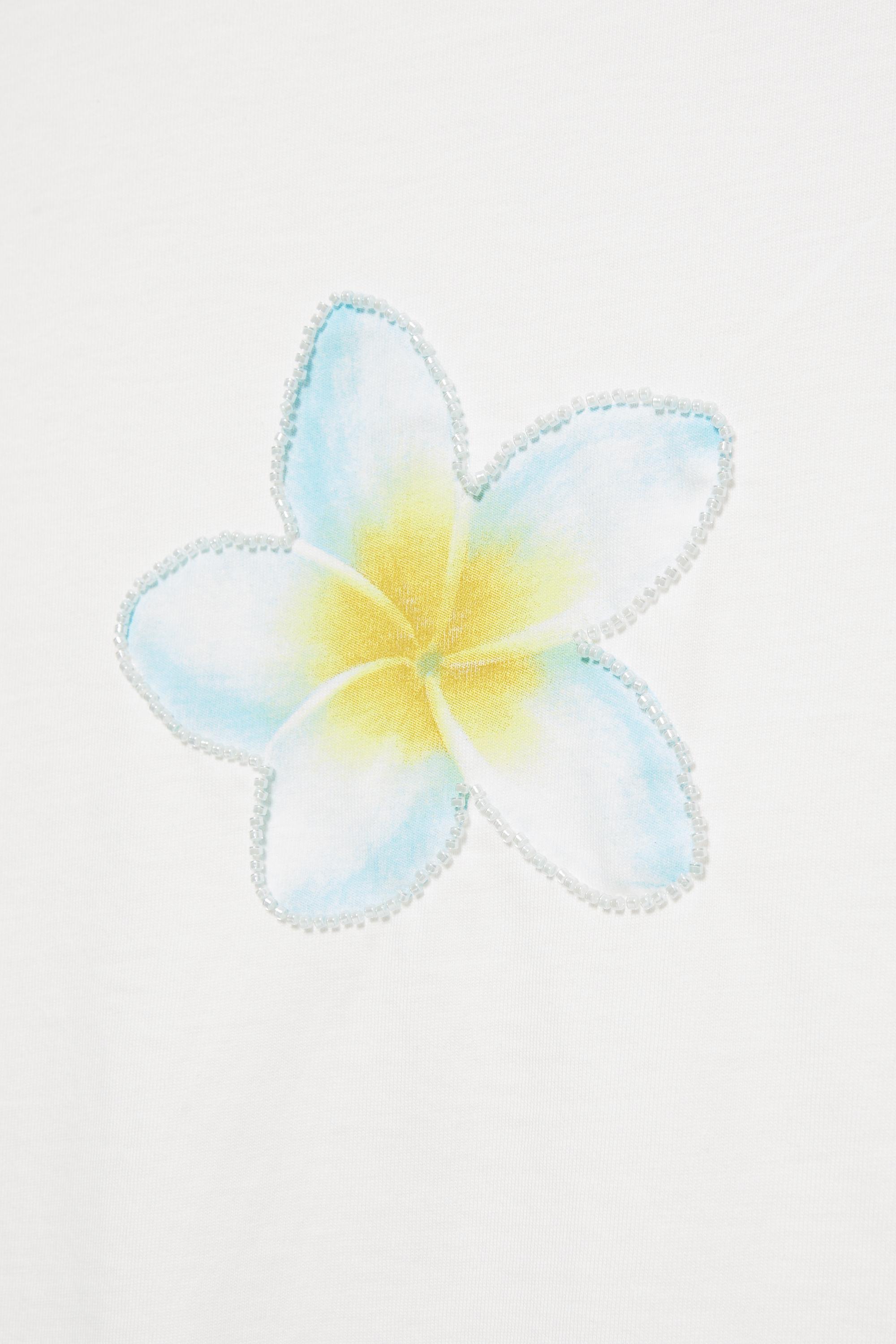 Beaded flower T-shirt — Ice