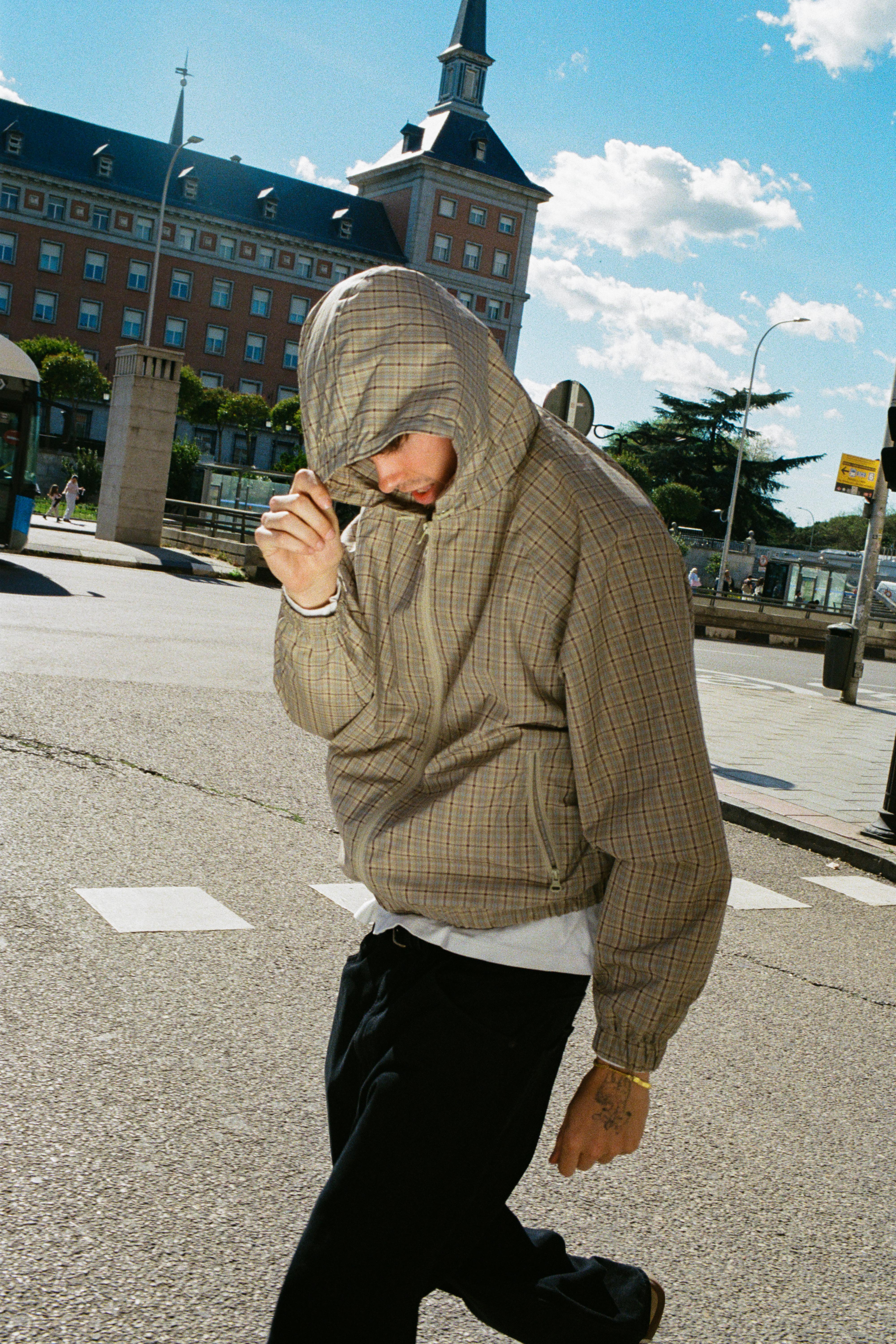 Kapüşonlu kareli hafif yağmurluk - Görsel 25