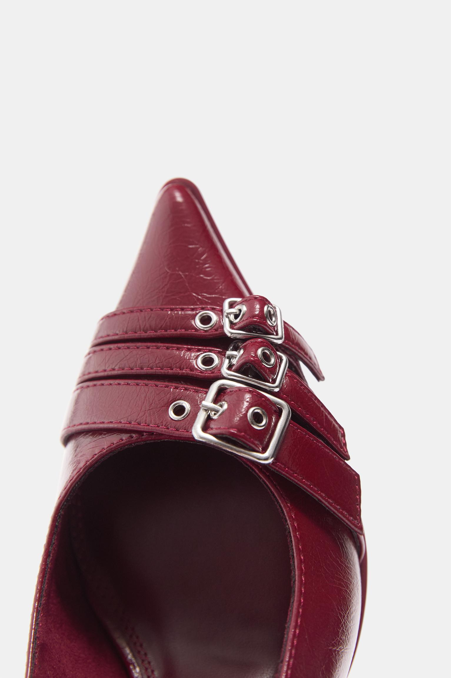 Buckled high-heel shoes — Red