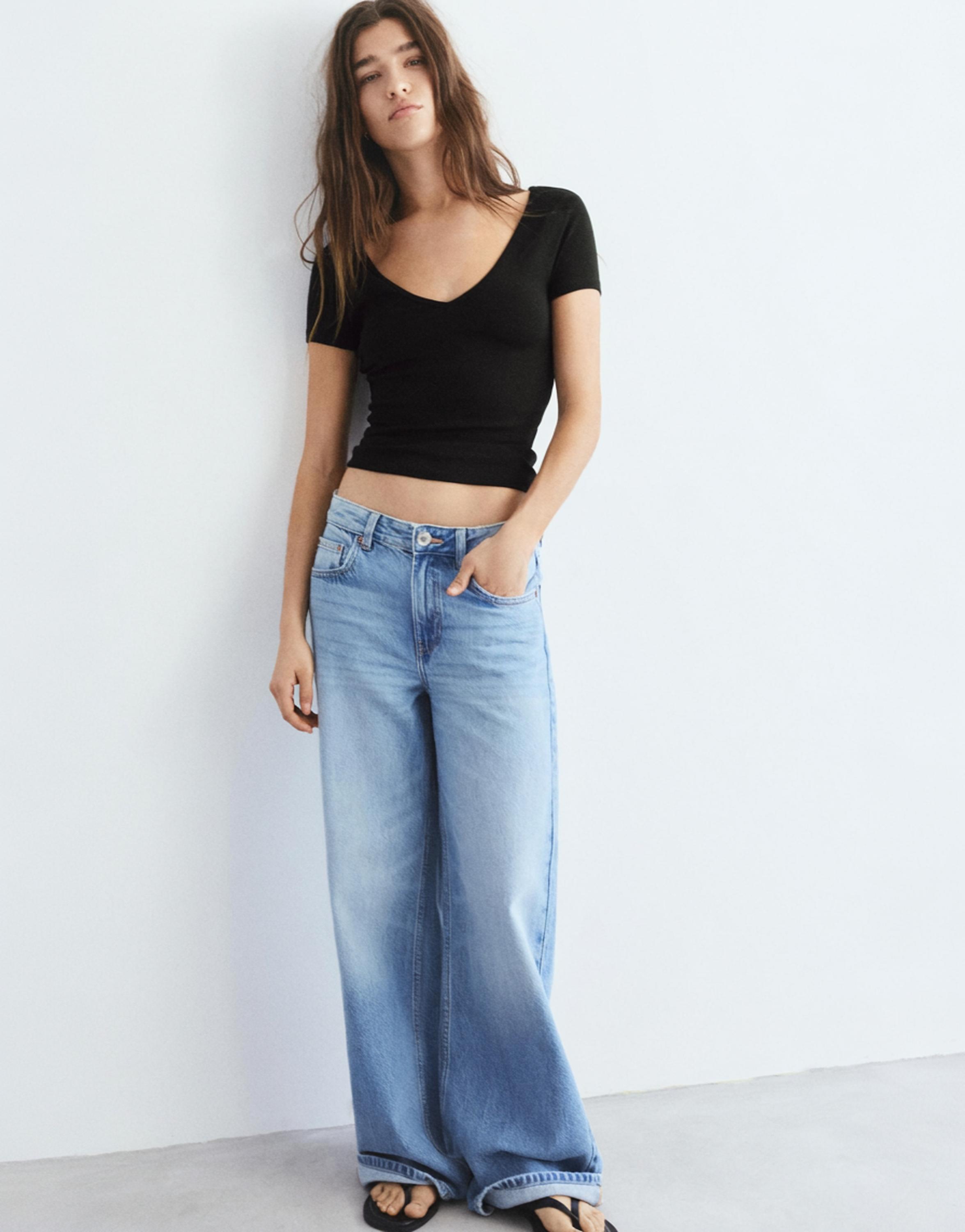 V-neck T-shirt — Black