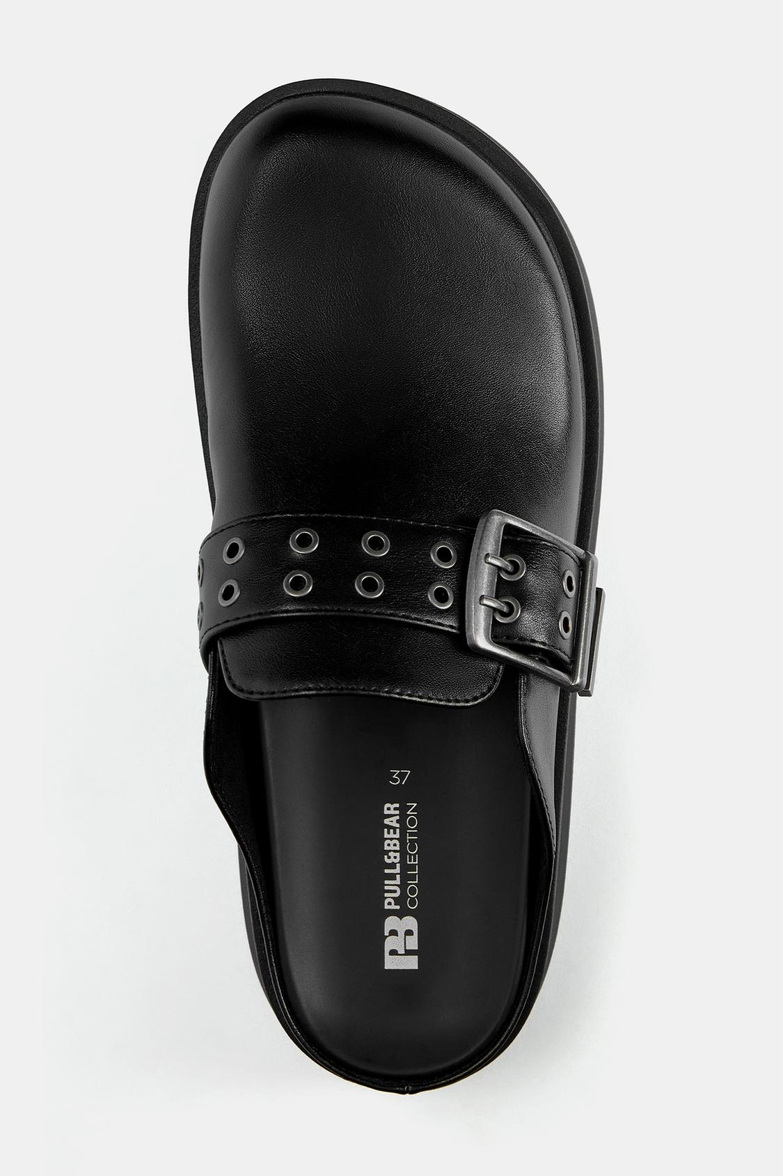Clogs mit Schnalle - PULL&BEAR