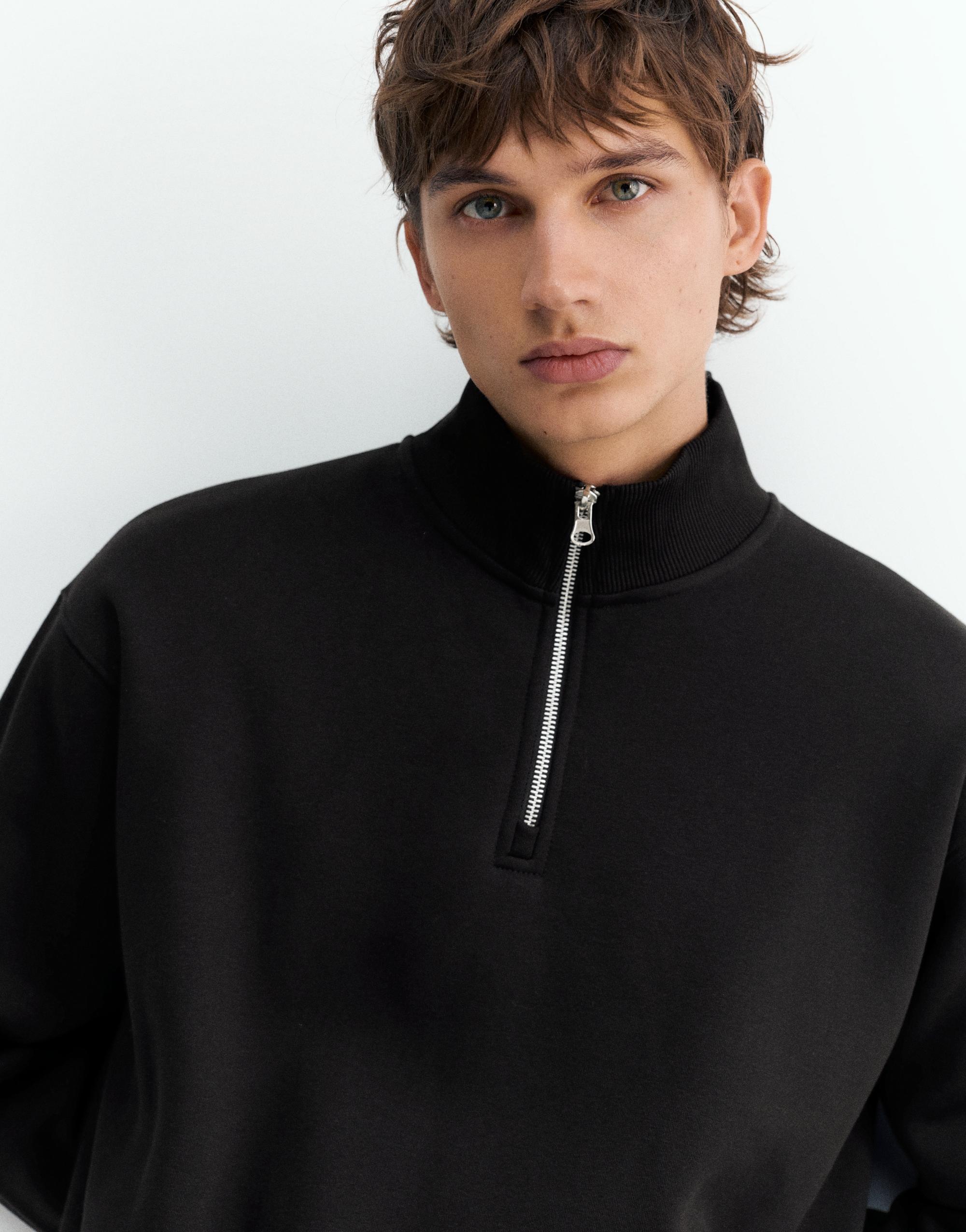 Quarter-zip sweatshirt — Black