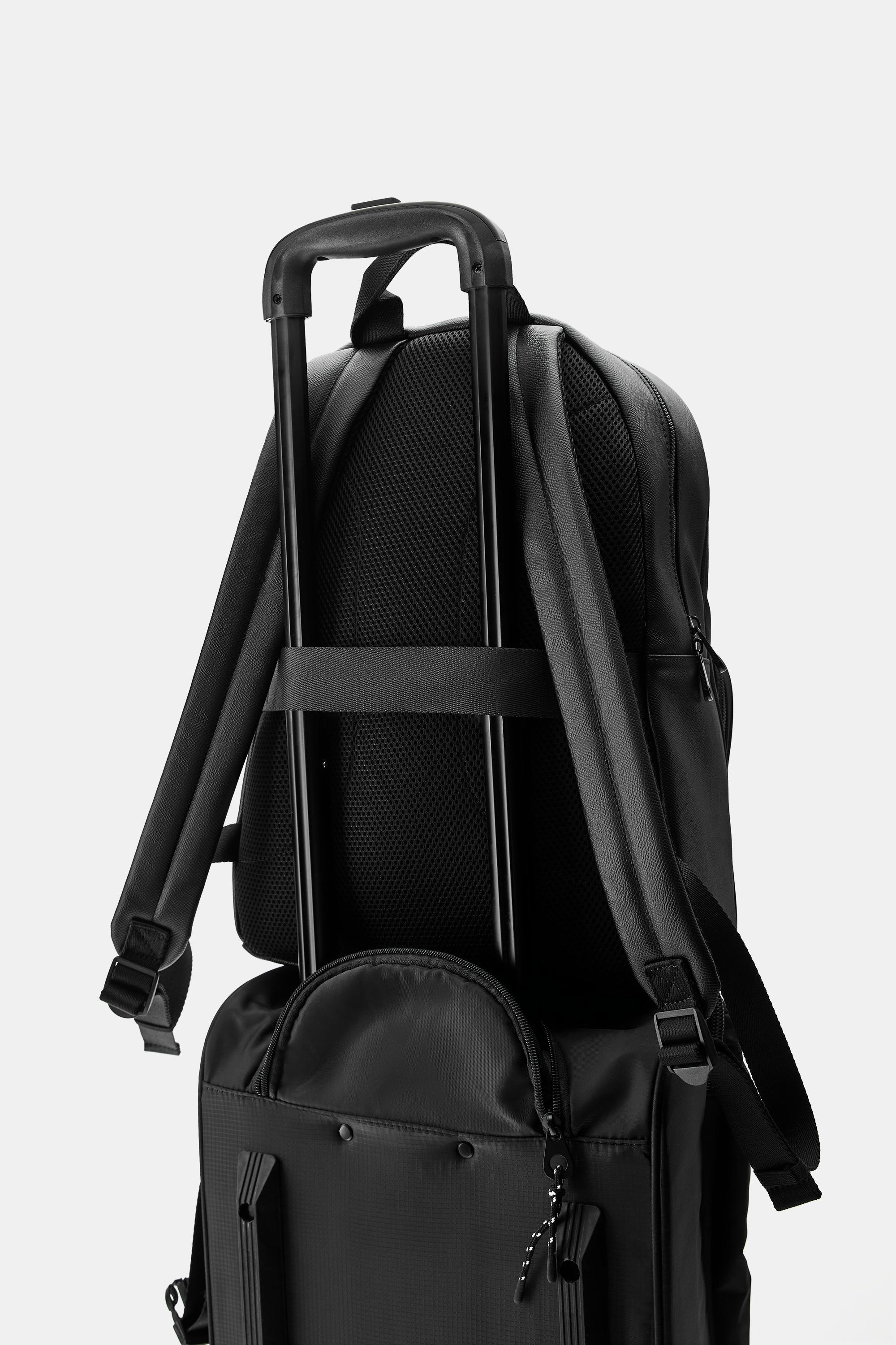 Textured pocket backpack — Black