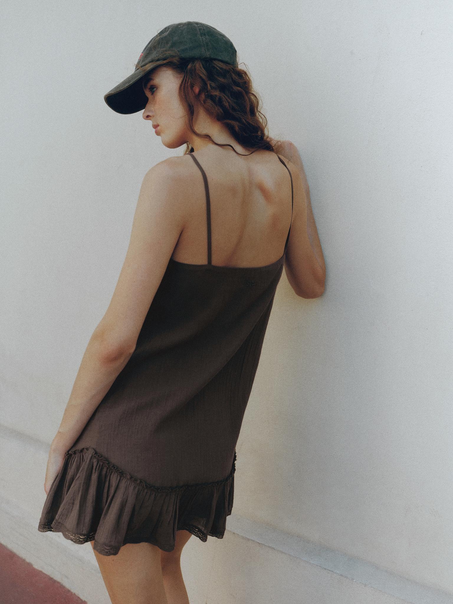 Brown dress with ruffled hem — Brown