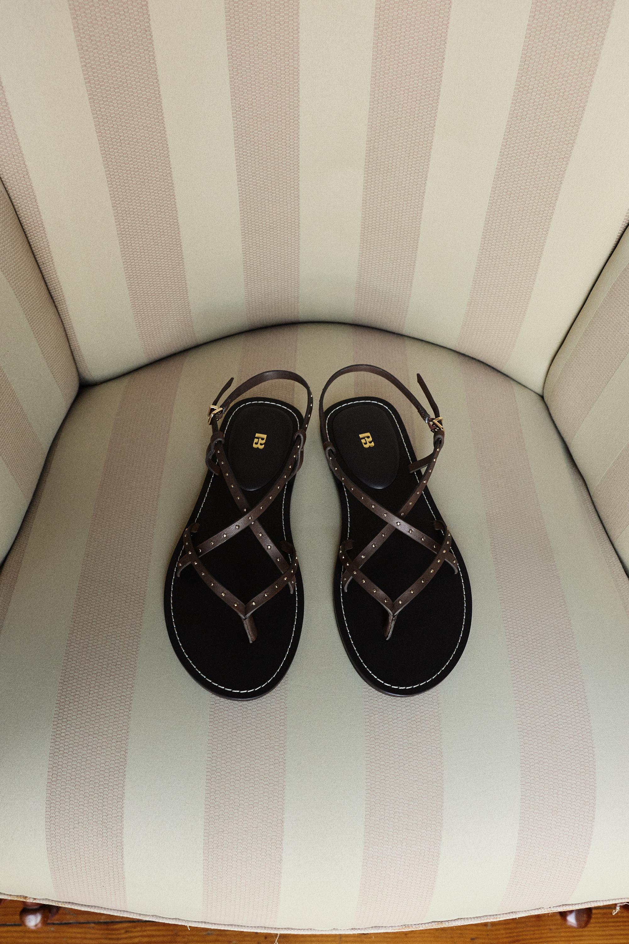 Flat studded sandals — Brown
