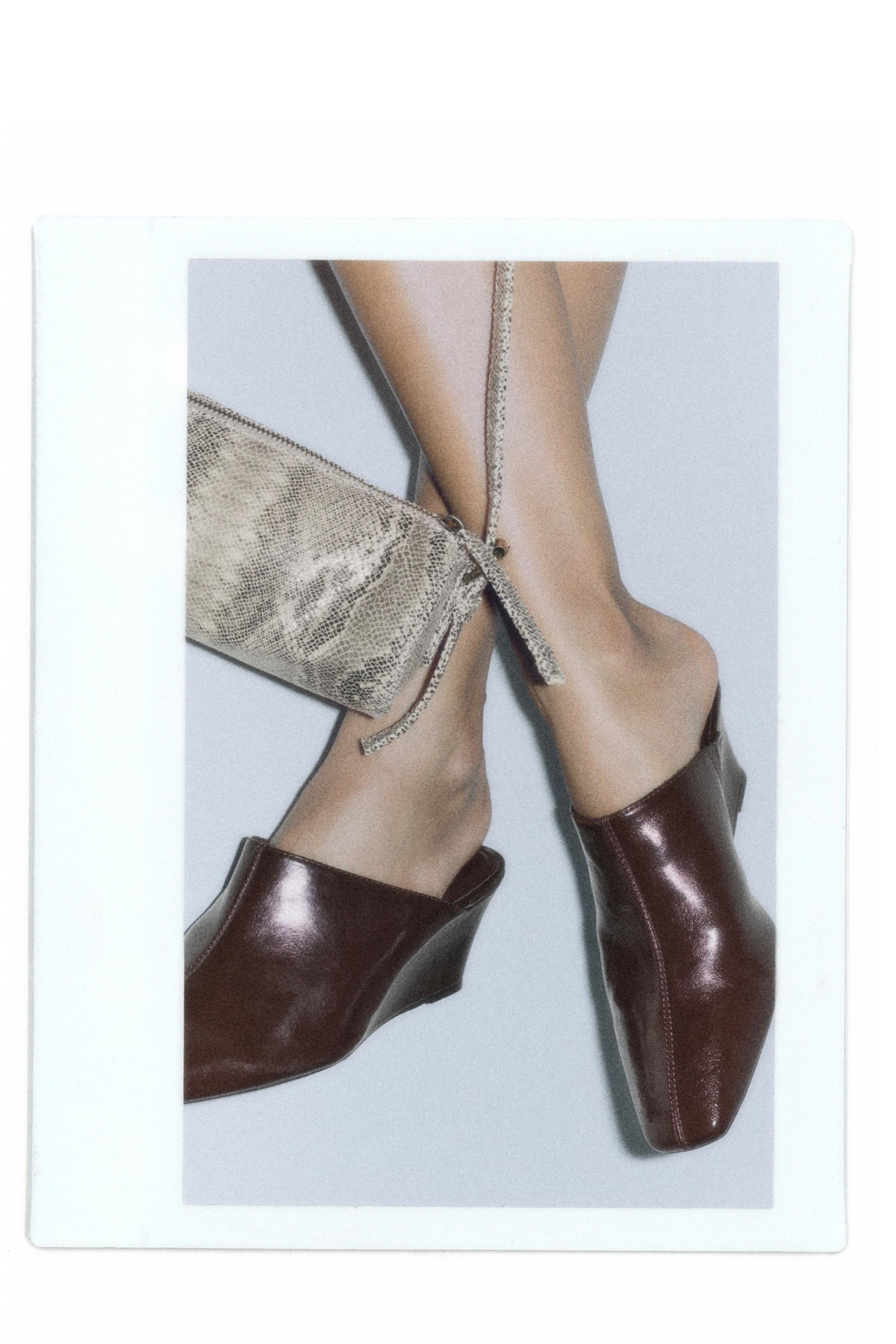 Wedge heel mule shoes — Brown