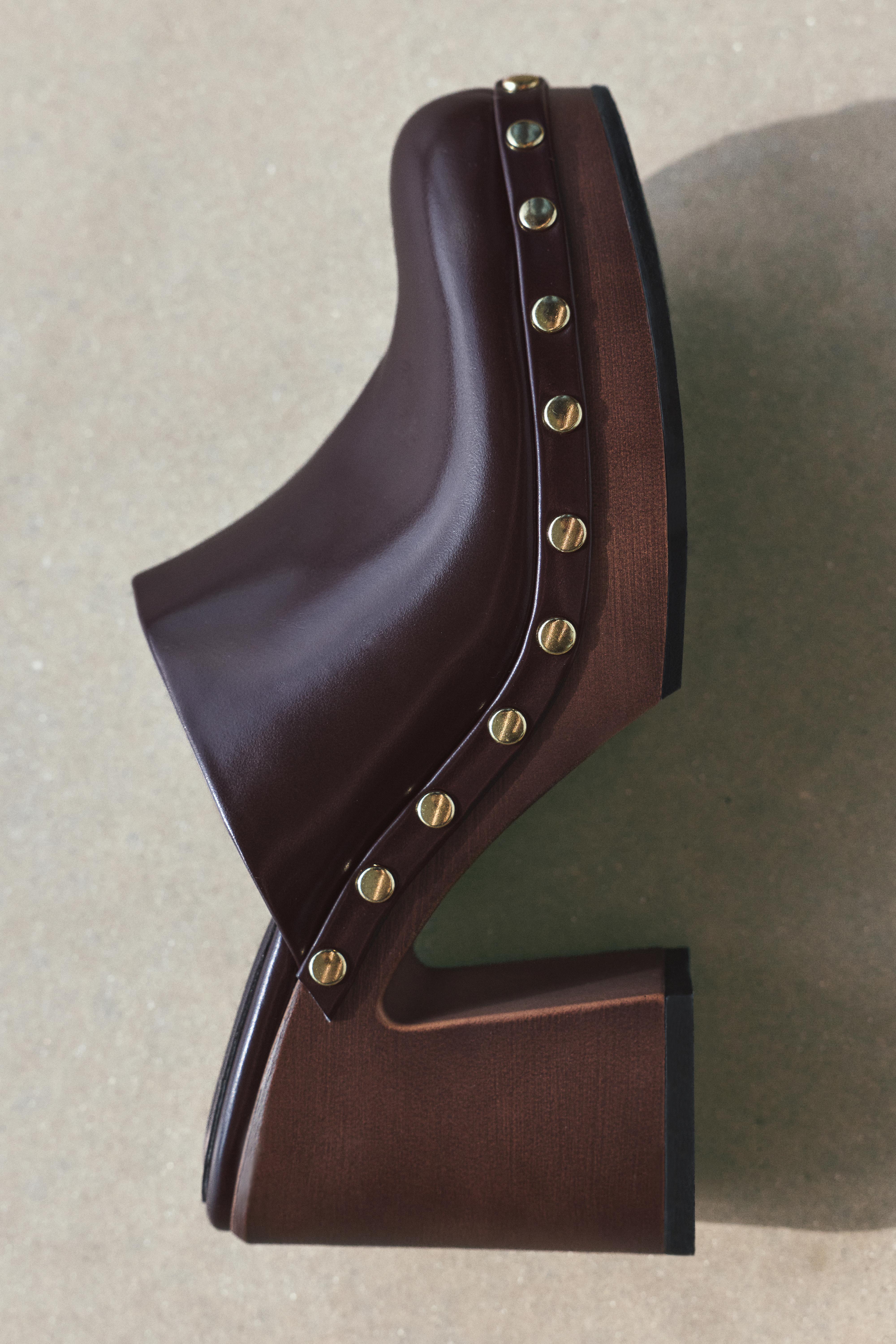 Heeled clogs with studs — Brown