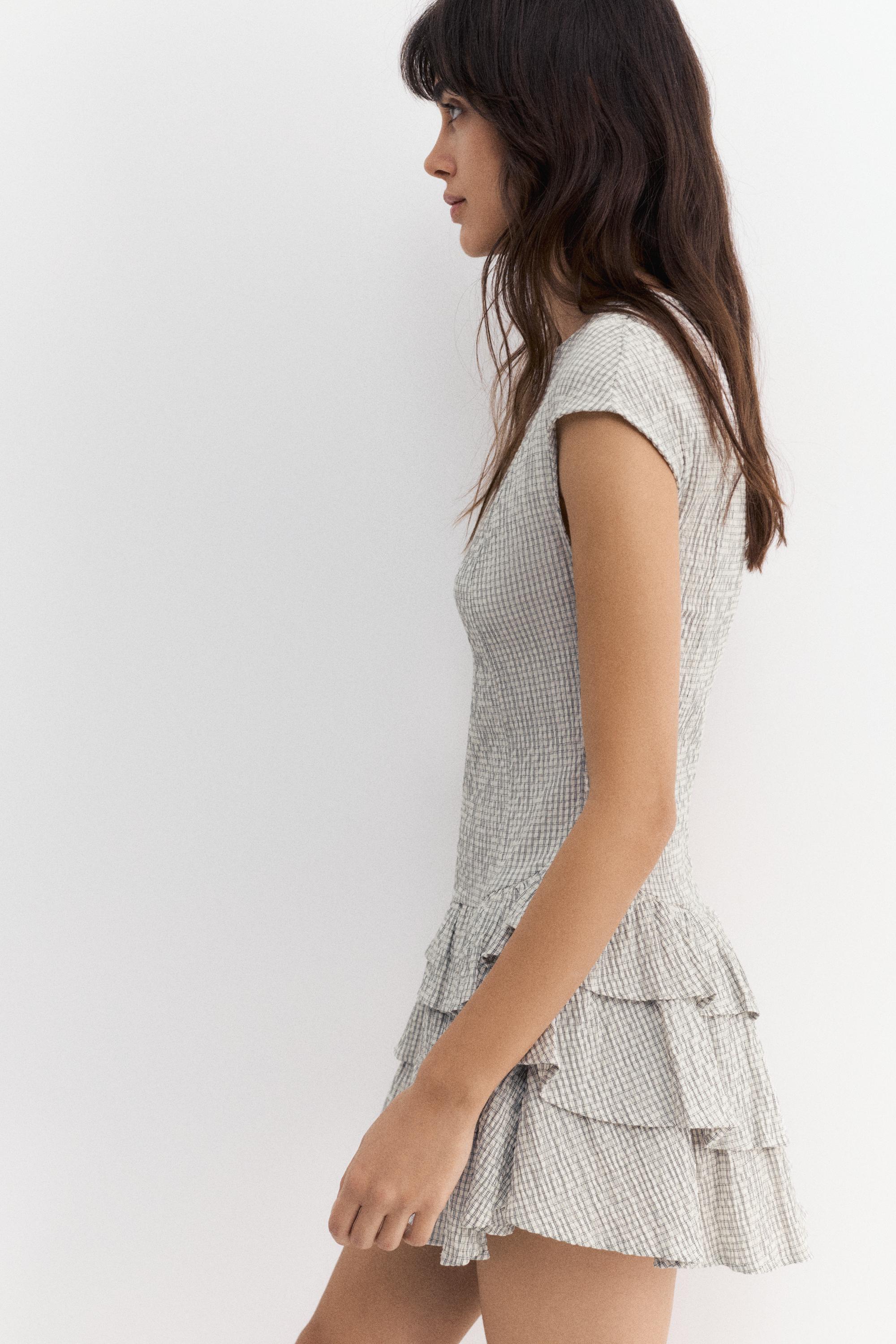 Volanlı etekli kısa kareli elbise - Görsel 4