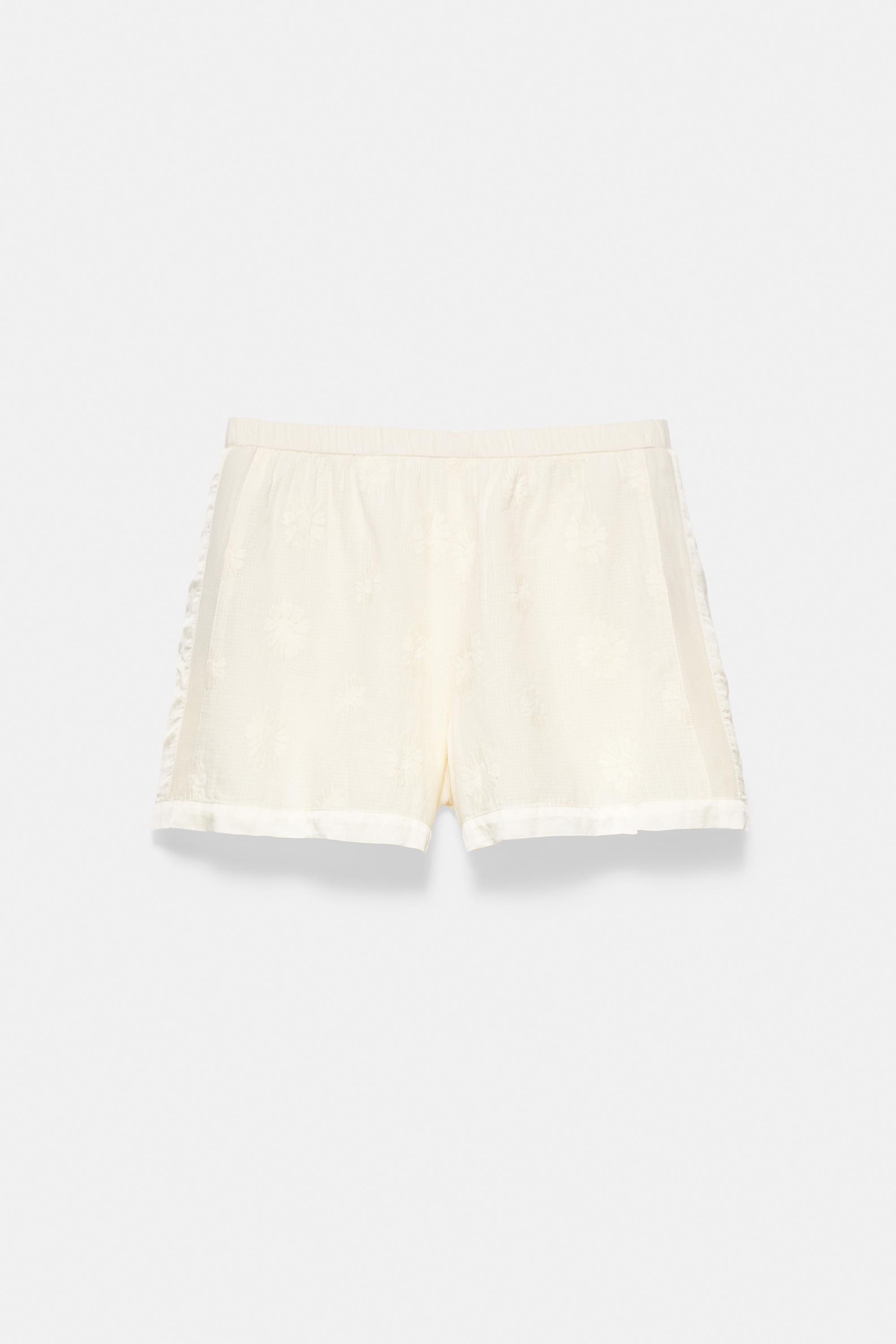 Floral embroidered Bermuda shorts