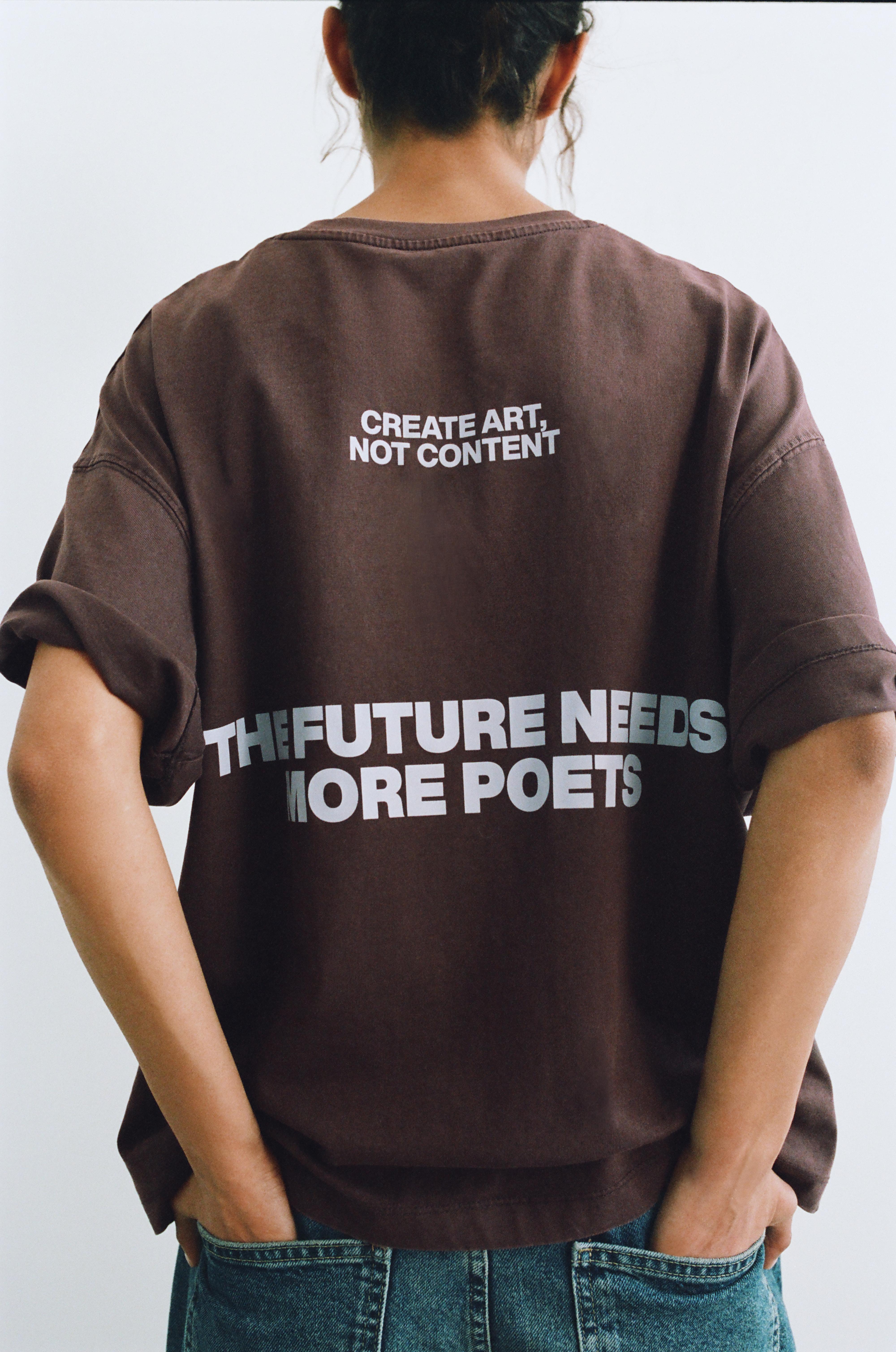 T-Shirt Marrone Con Scritta