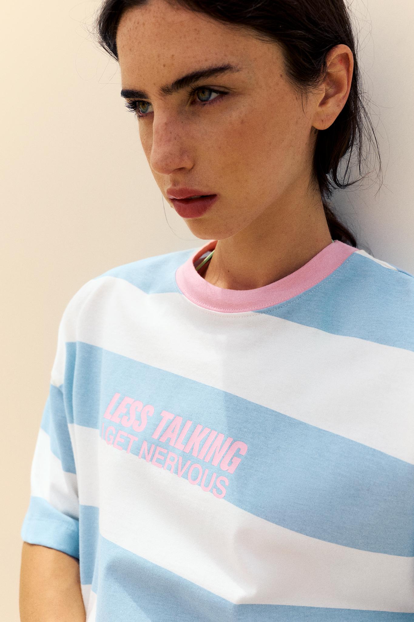 Oversize striped graphic T-shirt — Pale blue