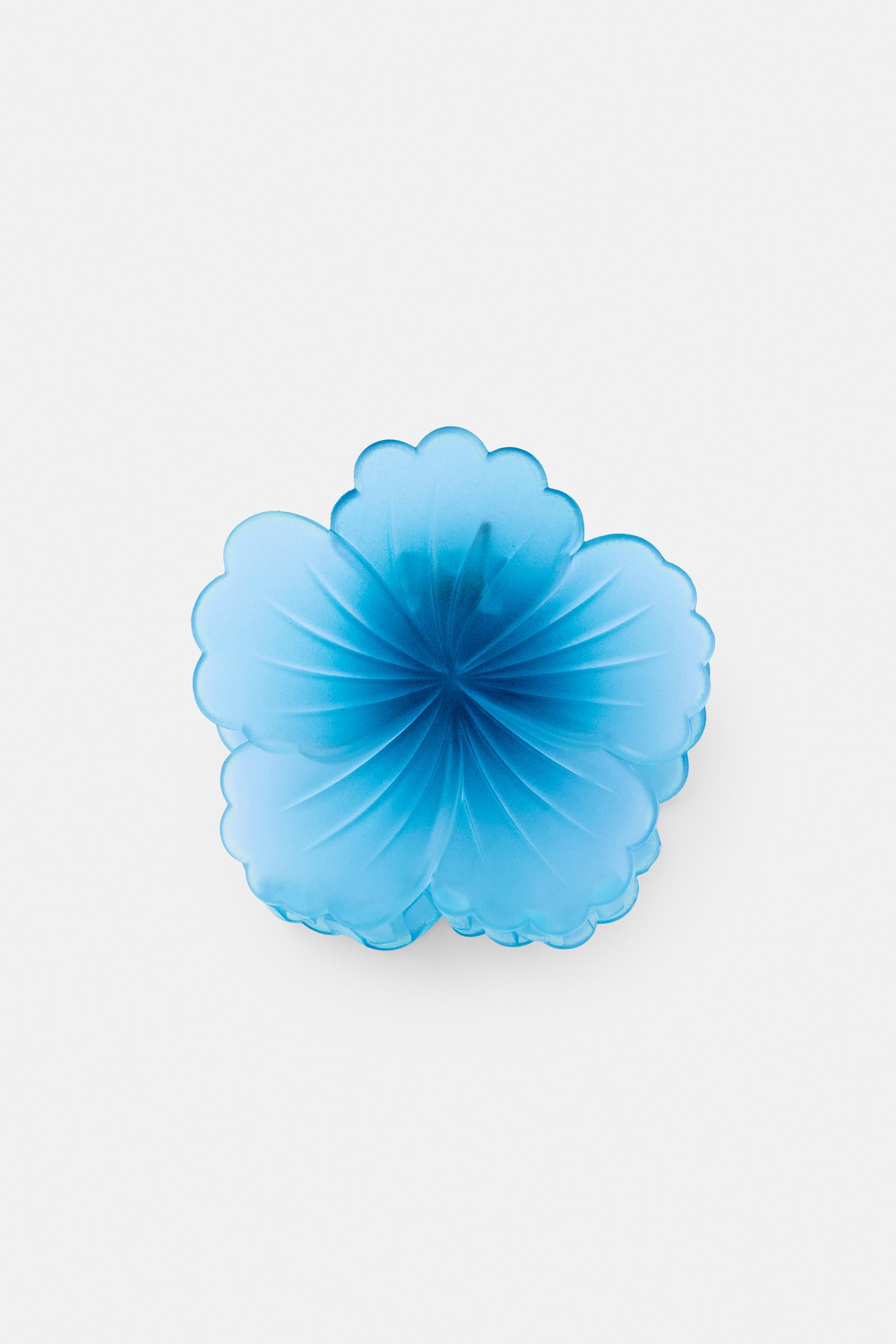 Flower hair clip — Pale blue