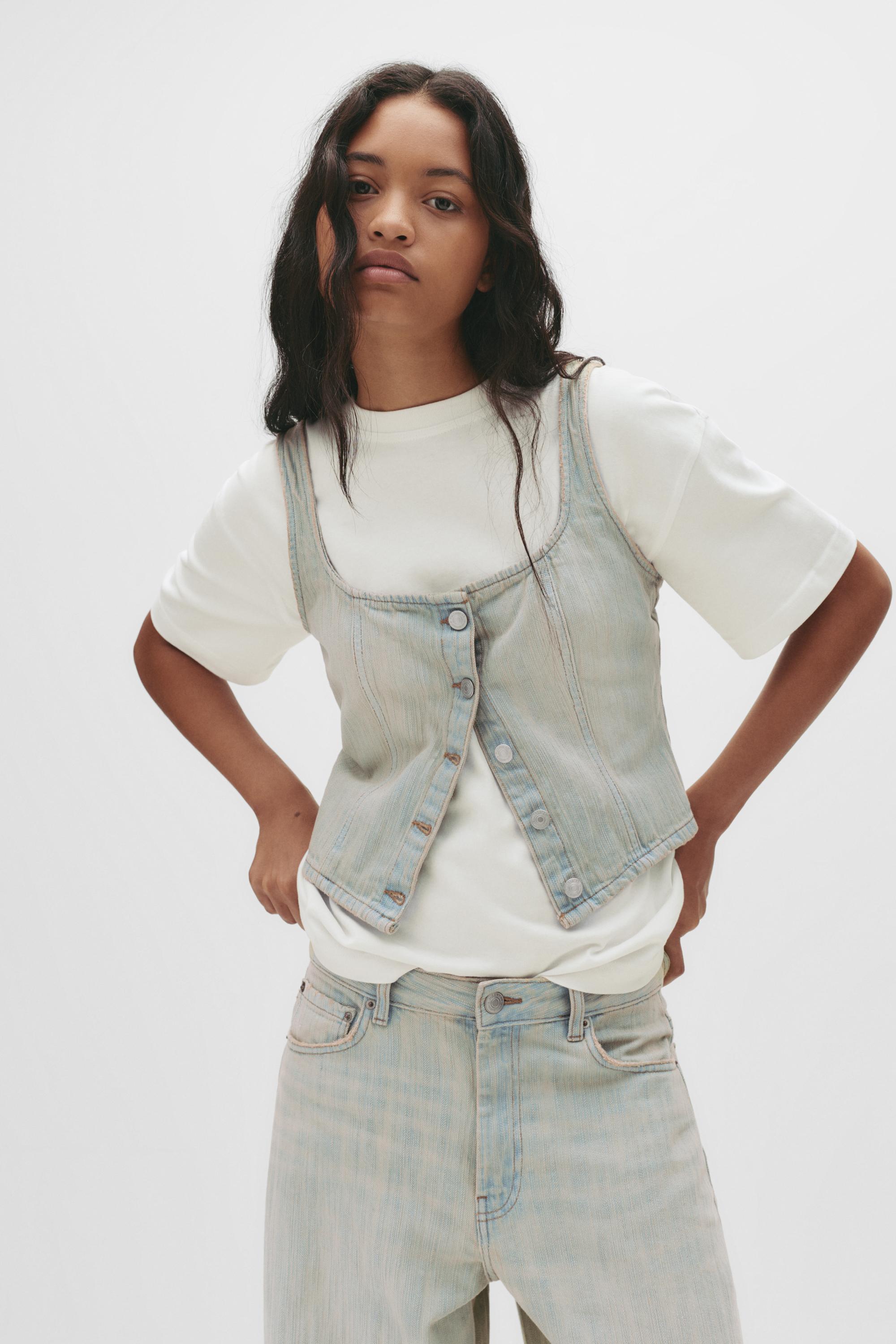 Denim-Top Im Burlesque-Look