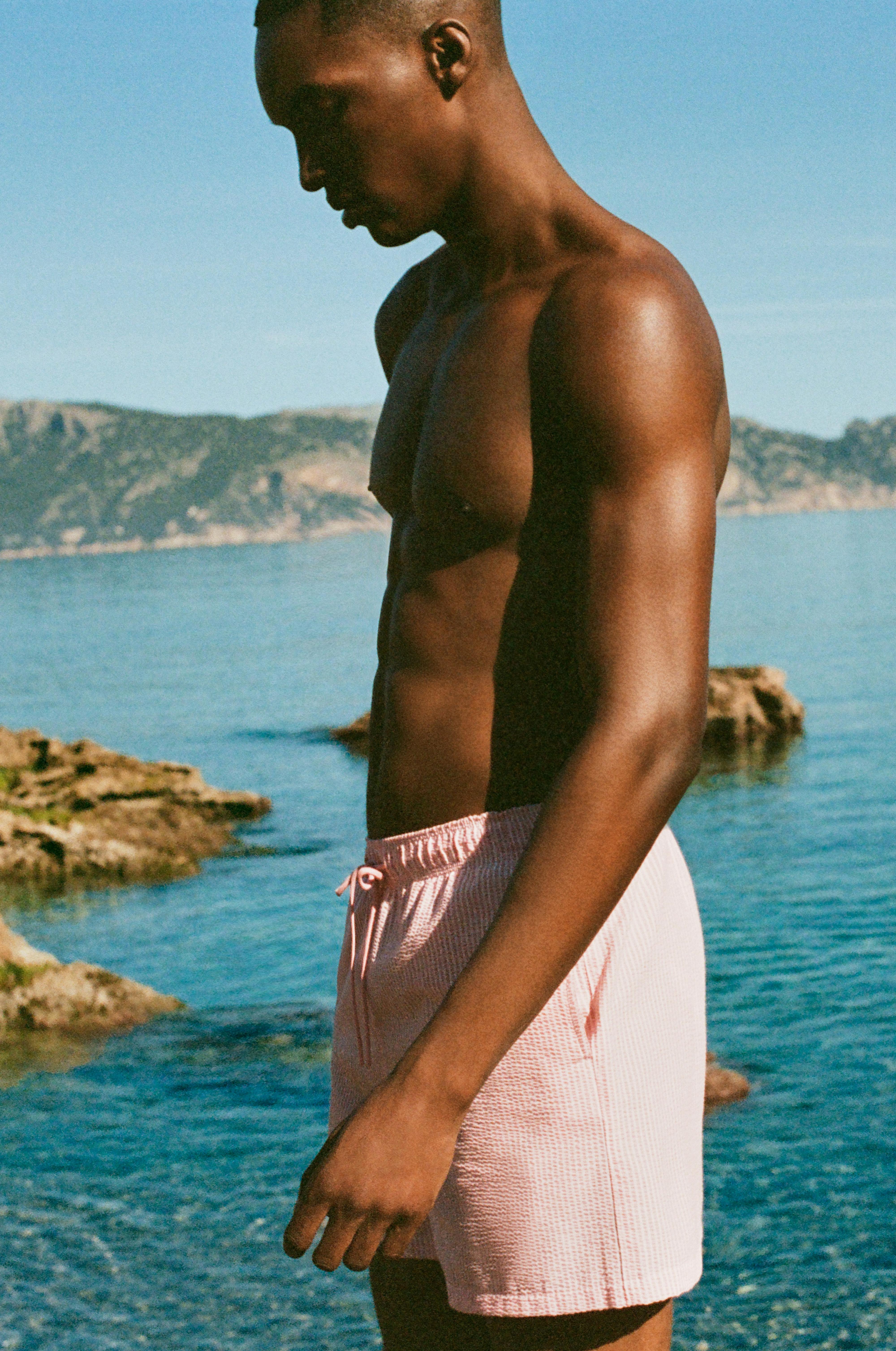 Striped seersucker swimming trunks — Pink
